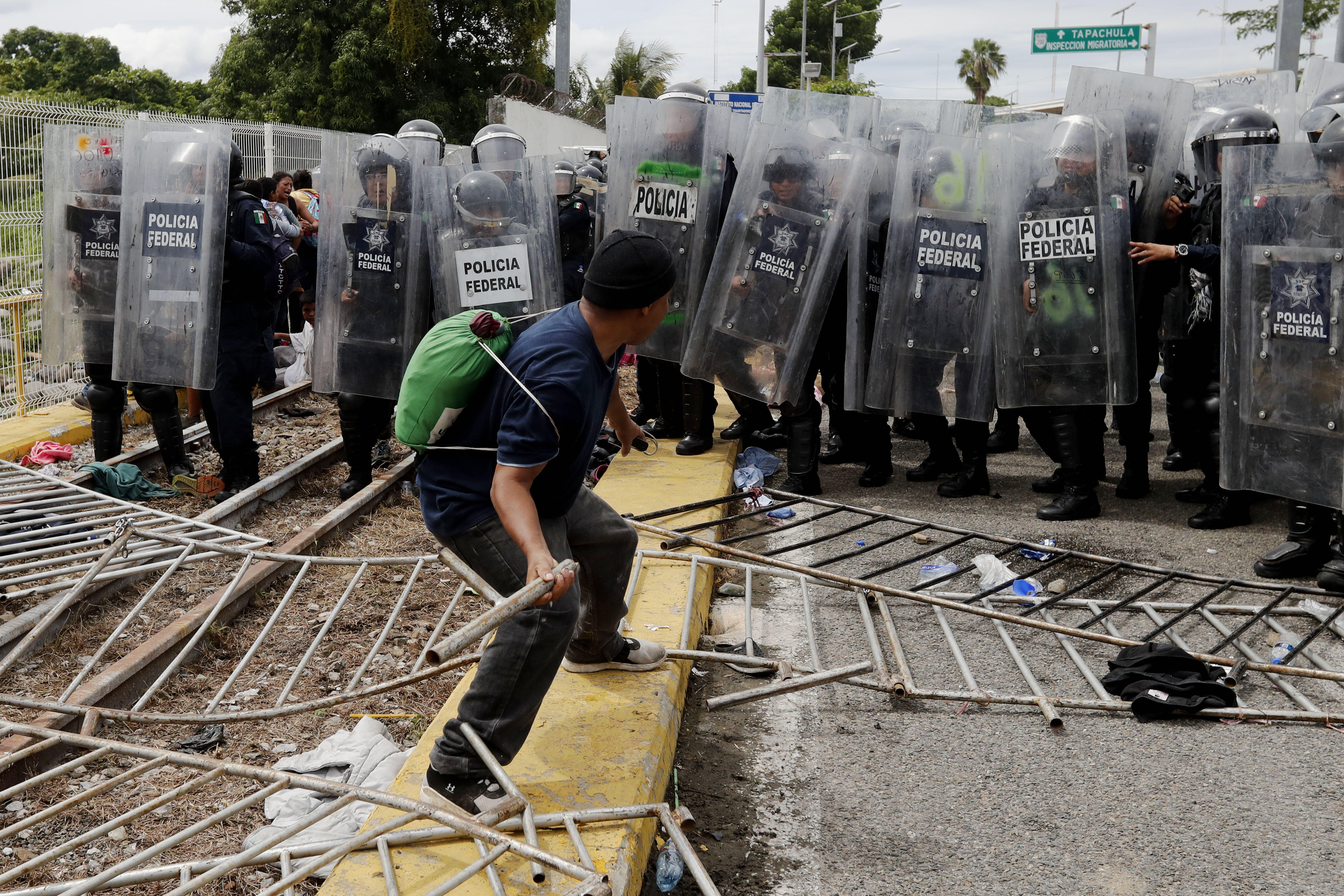 La policía mexicana trata de evitar el paso de migrantes hondureños a México. (EFE/Esteban Biba)