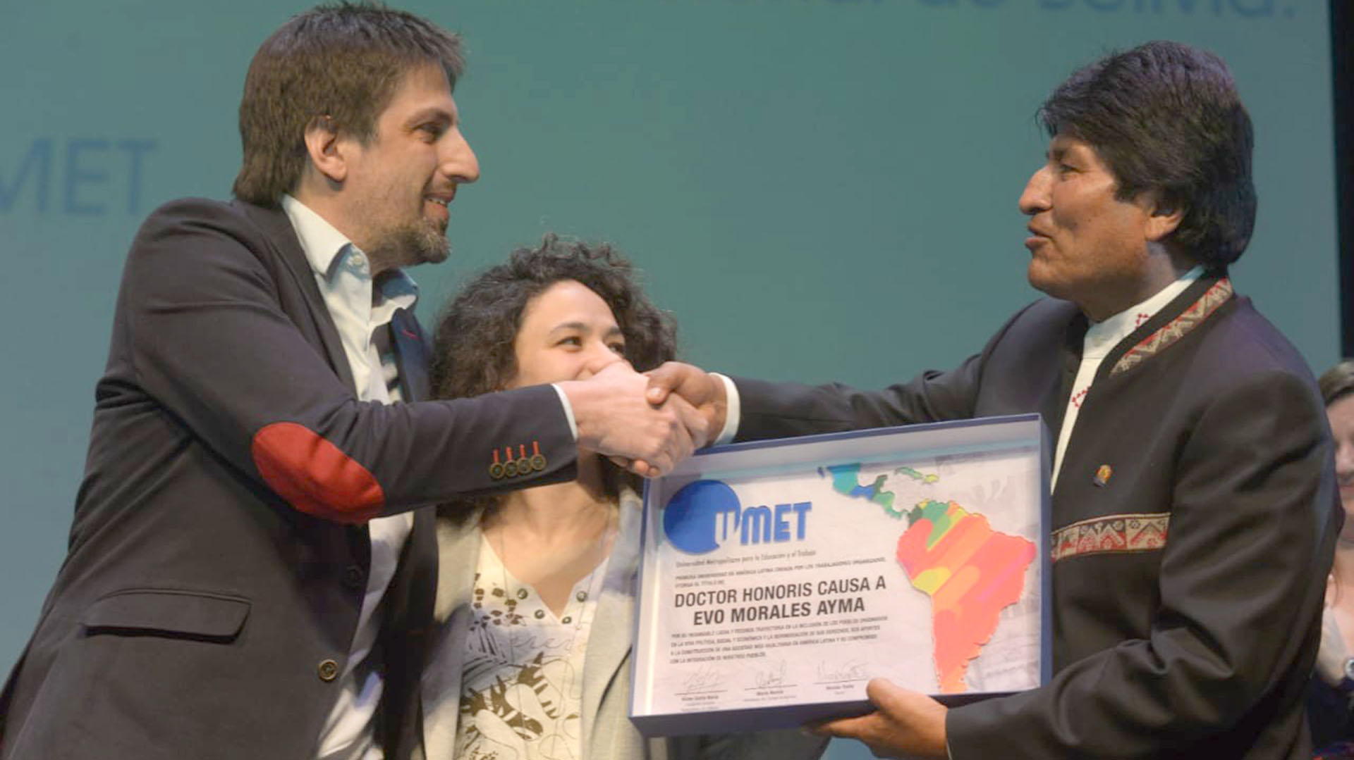 Nicolas Trotta hace entrega de la distinción Honoris Causa junto a una alumna