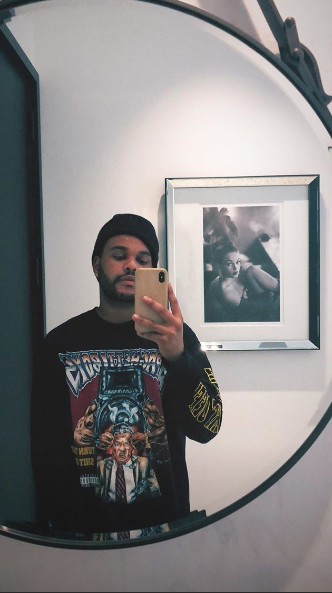 The Weeknd tiene fotos y revistas de Bella Hadid por todo su departamento