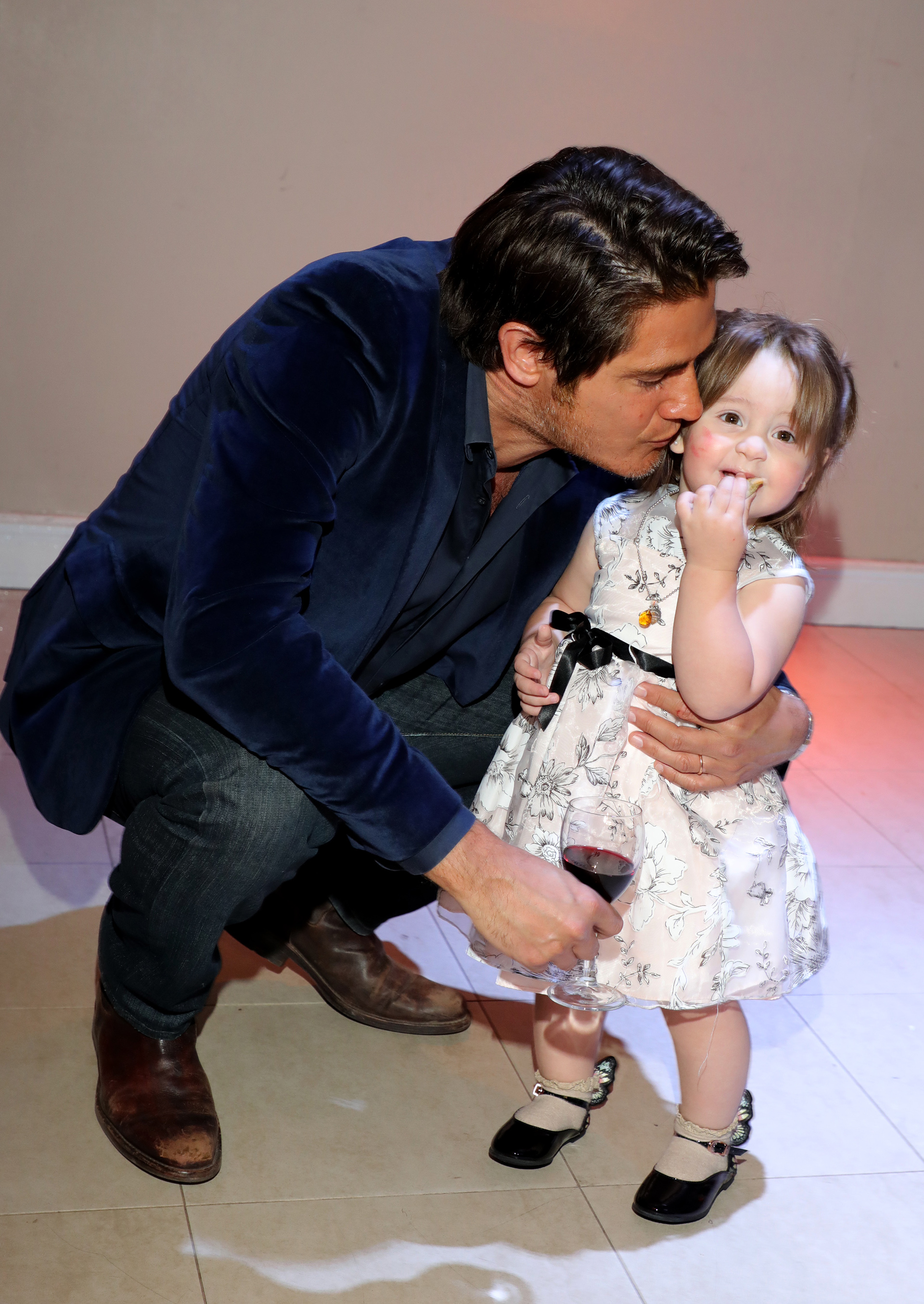 Guillermo Andino junto a la pequeña Alma