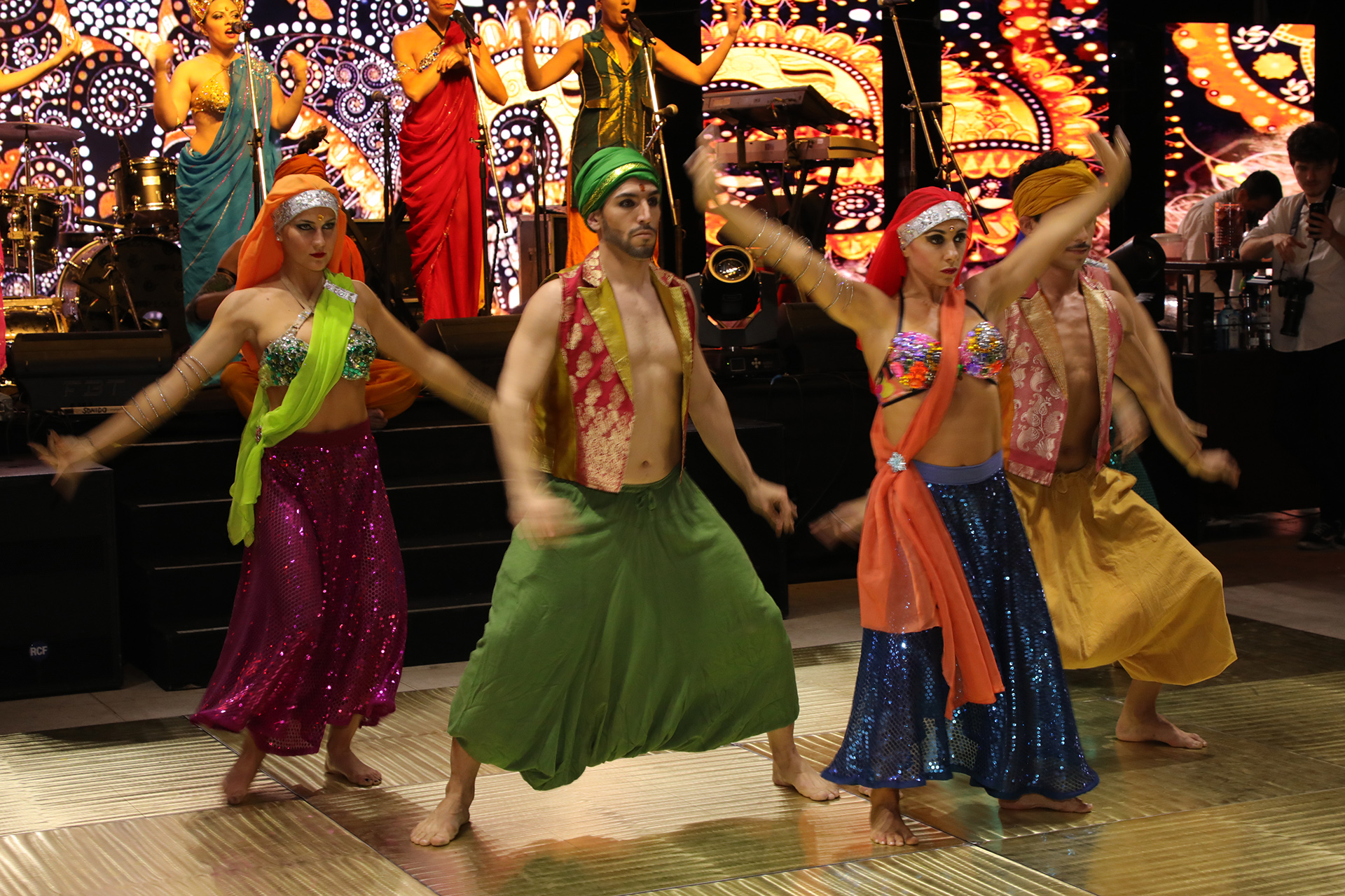 Las danzas de Oriente pusieron a todos a bailar