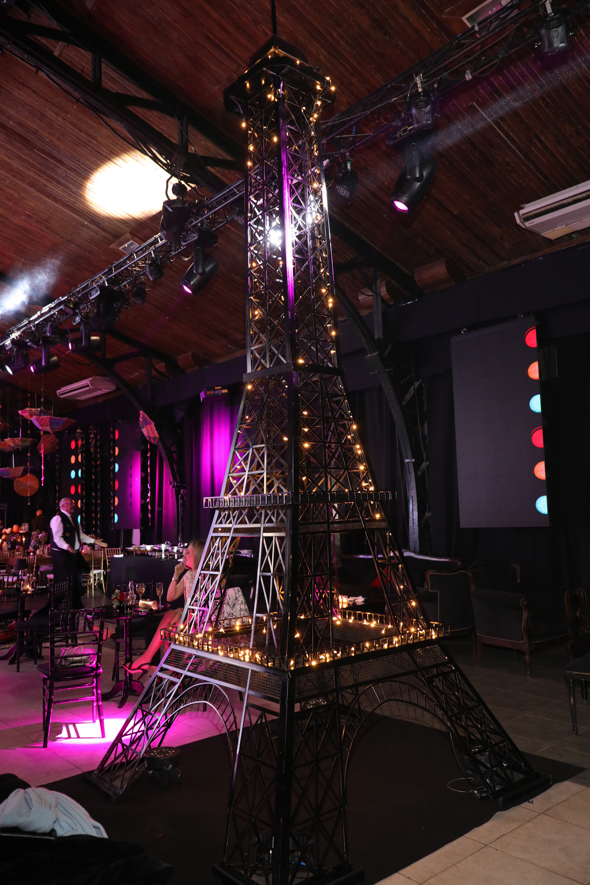 El sector francés contó con exquisitas especialidades gastronómicas y hasta fue ambientado con la torre Eiffel