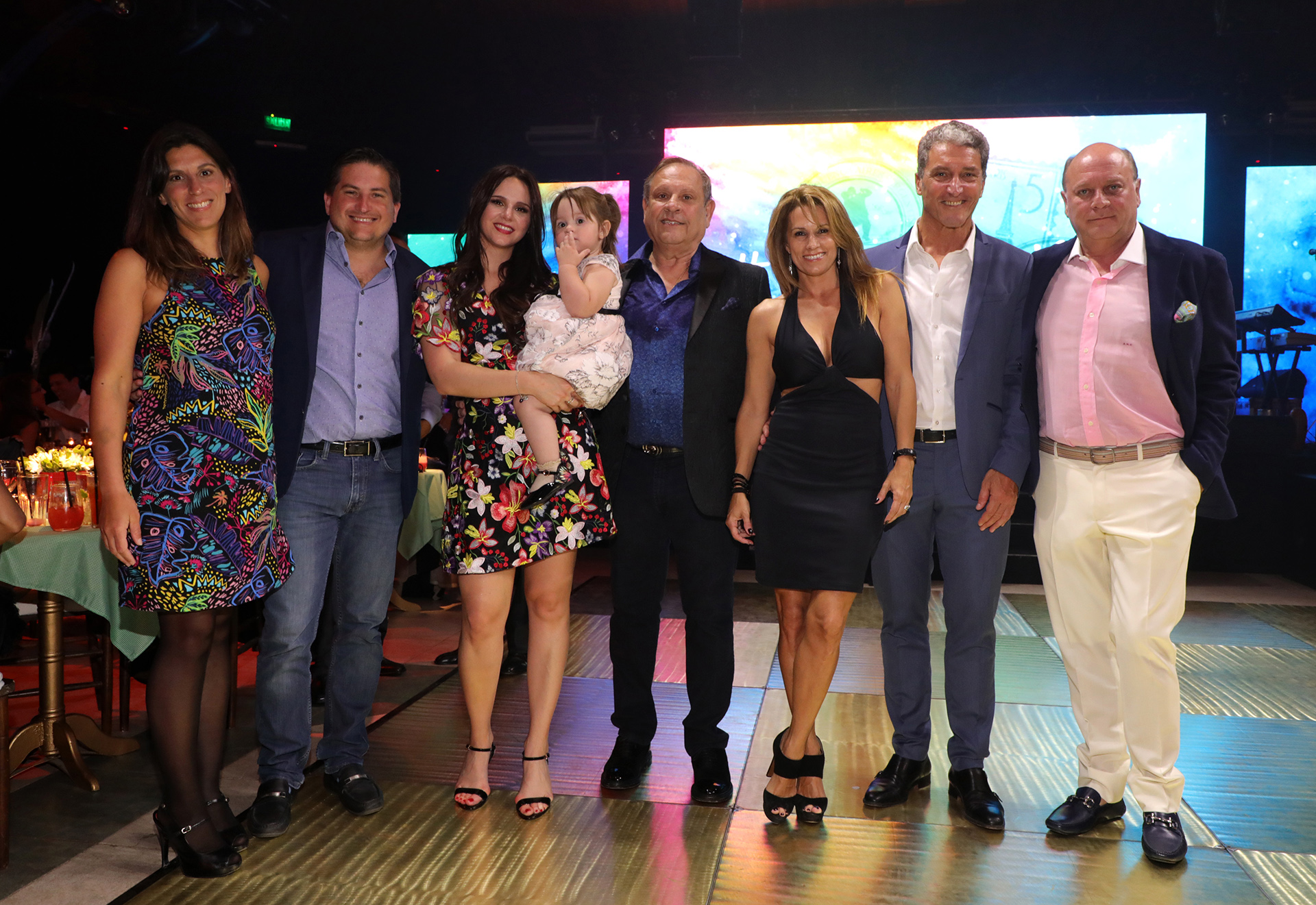 Natalí Márquez y Nestor Abatidaga junto a su hija Alma en compañía de Gastón Corral y Romina Sasso, José Scioli y Erica Blau, y Martín Cabrales