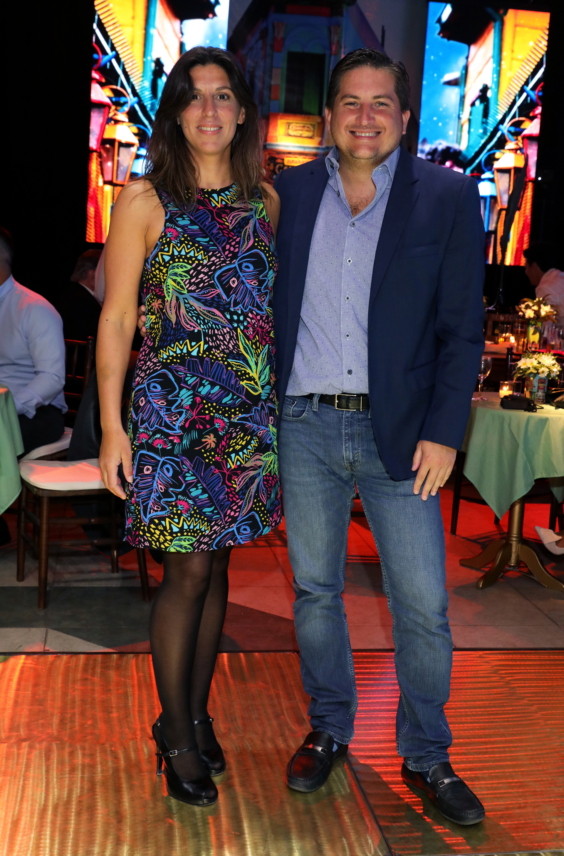 Gastón Corral, director de Sustentabilidad Corporativa de HSBC Argentina, y su mujer Romina Sasso en el sector ambientado en Caminito