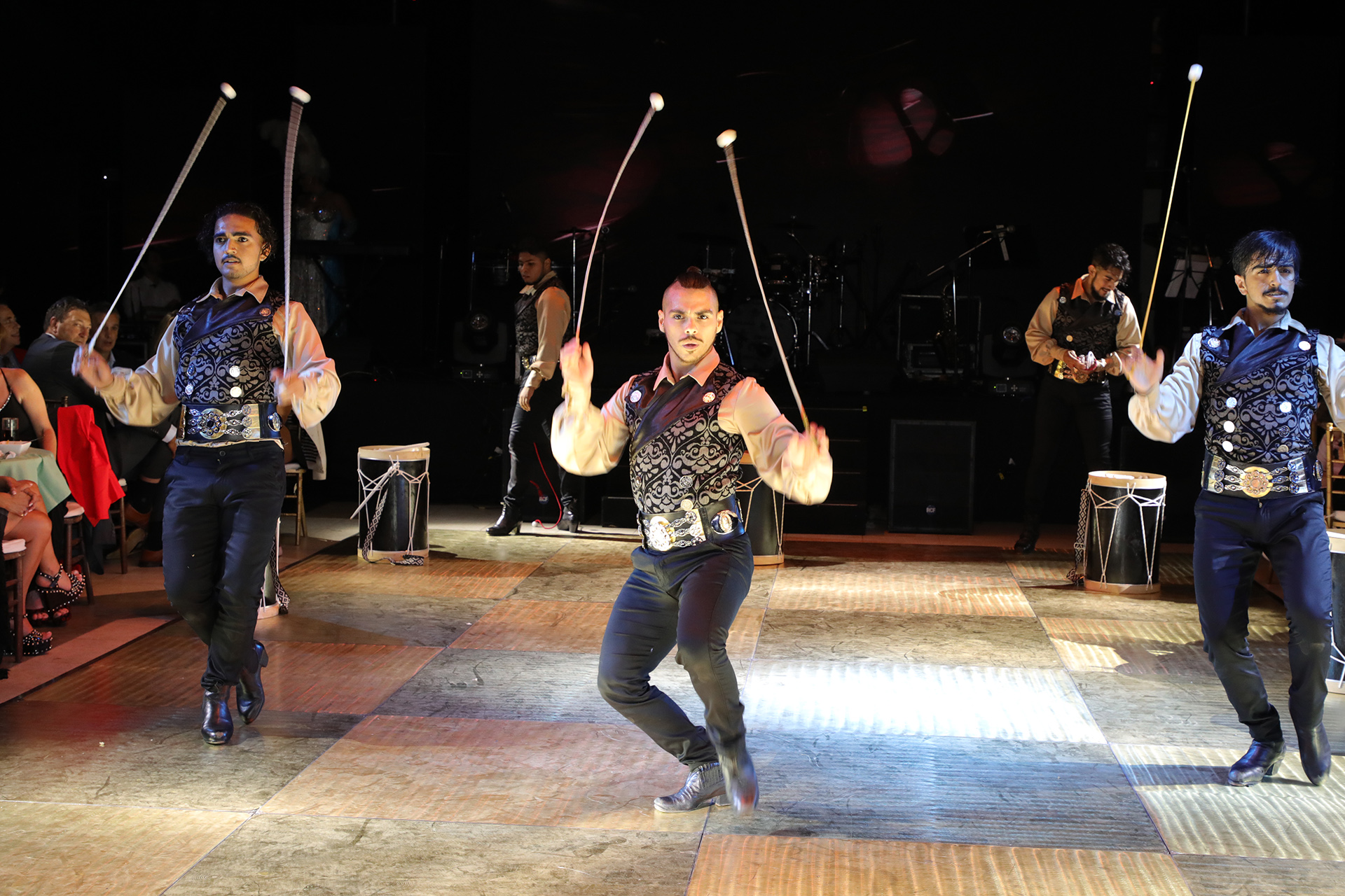 Las boleadoras ocuparon el centro de la escena durante el show argentino