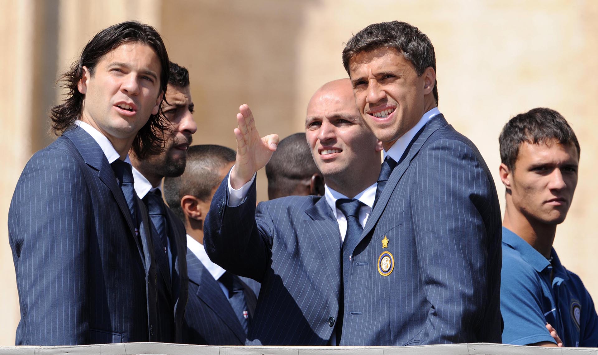 Solari junto a sus compañeros en el Inter Samuel, Cambiasso y Crespo en una visita realizada al papa Benedicto XVI /AFP PHOTO