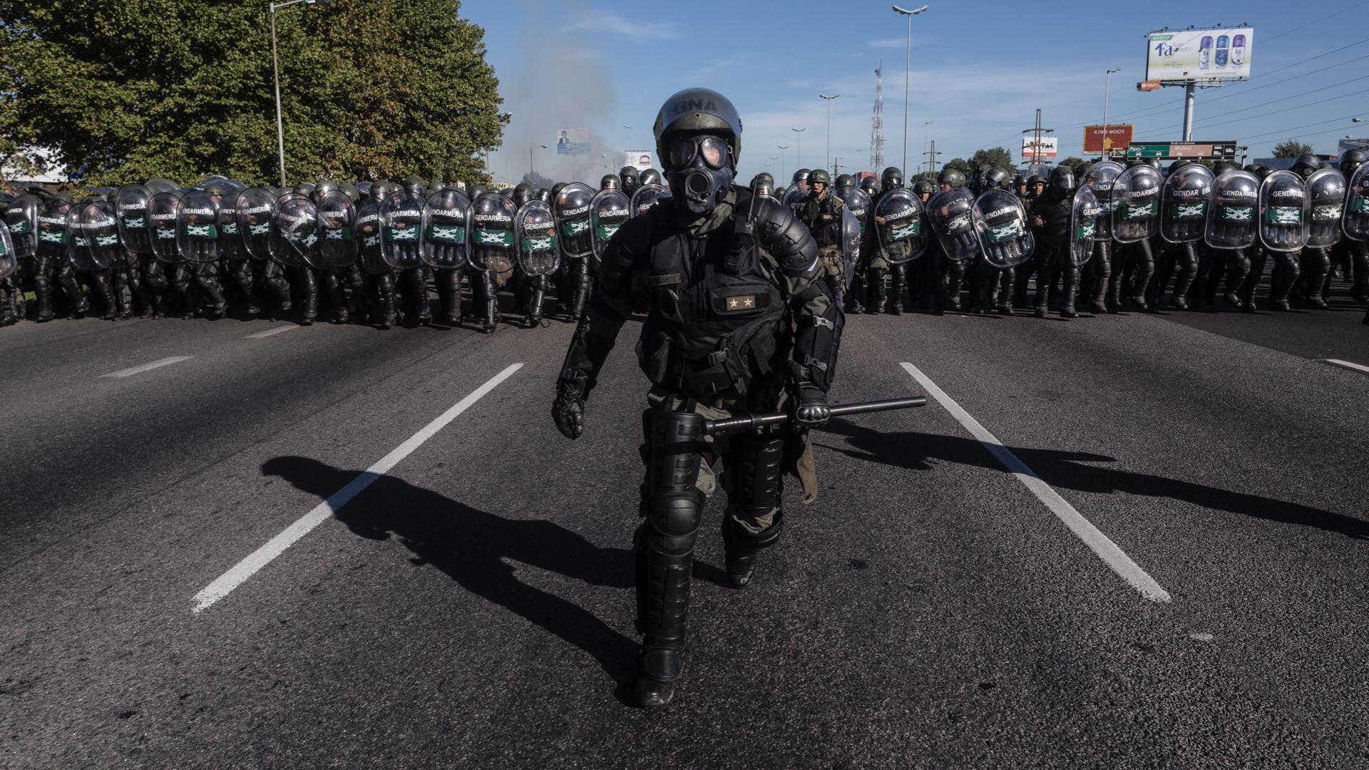 Daniel Hadad puso como ejemplo de “buen contenido” la fotografía tomada por el reportero gráfico de Infobae Adrián Escándar en abril de 2017, minutos antes de que la Gendarmería nacional desalojara la autopista Panamericana durante un piquete de movimientos sociales y partidos de izquierda en El Talar. Fue elegida como una de las fotos del año por la Asociación de Reporteros Gráficos de la República Argentina (ARGRA)