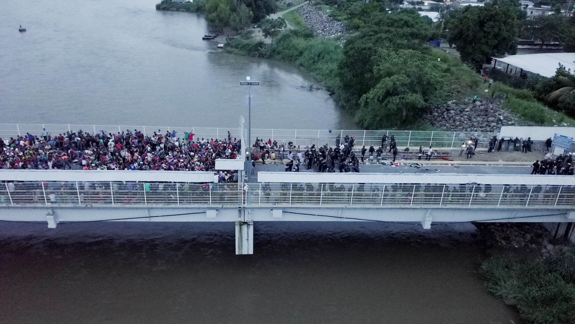 Miles de hondureños intentan llegar a los Estados Unidos. (EFE)
