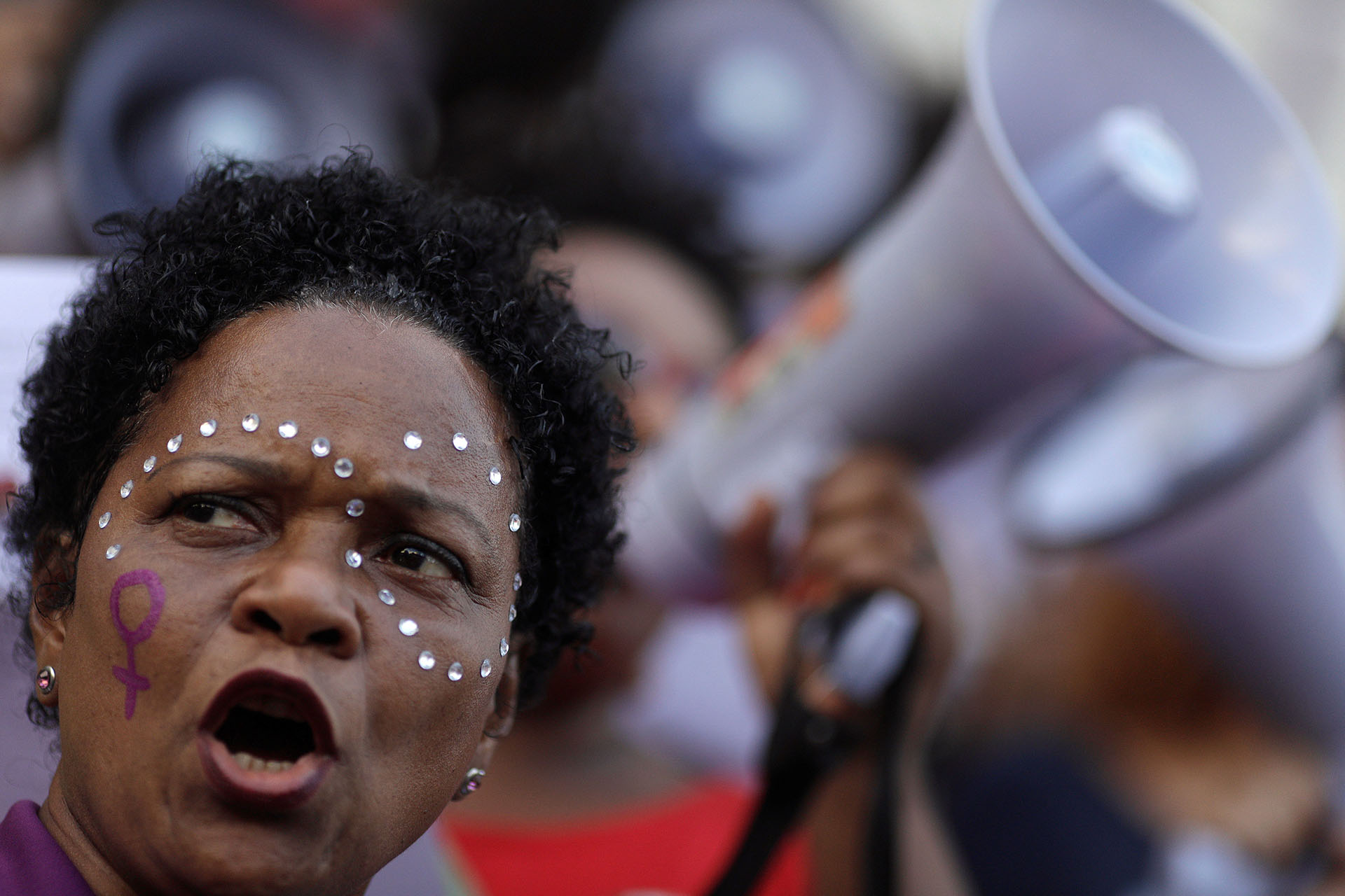 Junto a manifestantes hombres, las mujeres danzaron y entonaron cánticos de resistencia contra el exmilitar. En la movilización ondearon banderas del PT y también hubo proclamas a favor de los negros y los homosexuales