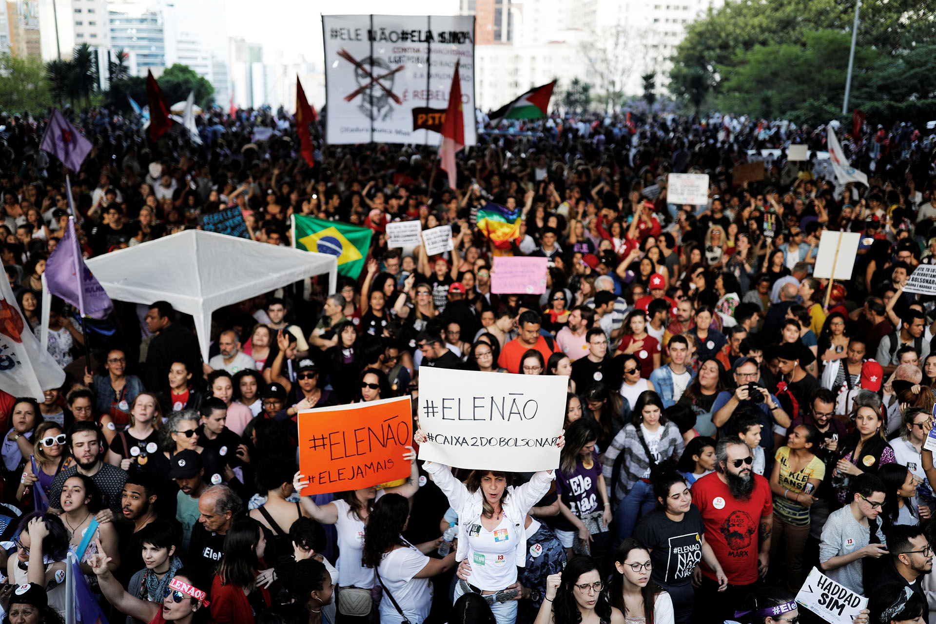 Bolsonaro, aún convaleciente de la puñalada que sufrió a principios de septiembre durante un mitin electoral, ha rechazado acudir a los debates televisados con Haddad, a pesar de haber sido liberado por su equipo médico para poder participar en los mismos