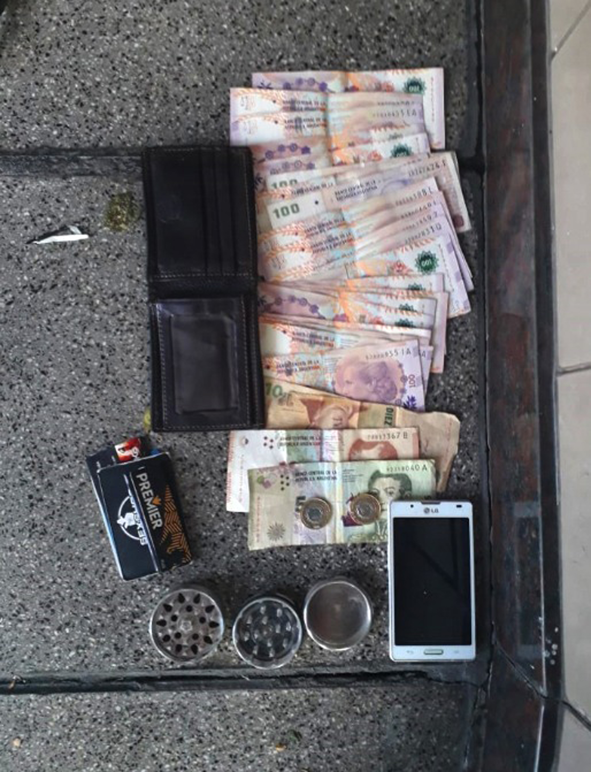 A los detenidos les secuestraron tres mil pesos y sus celulares