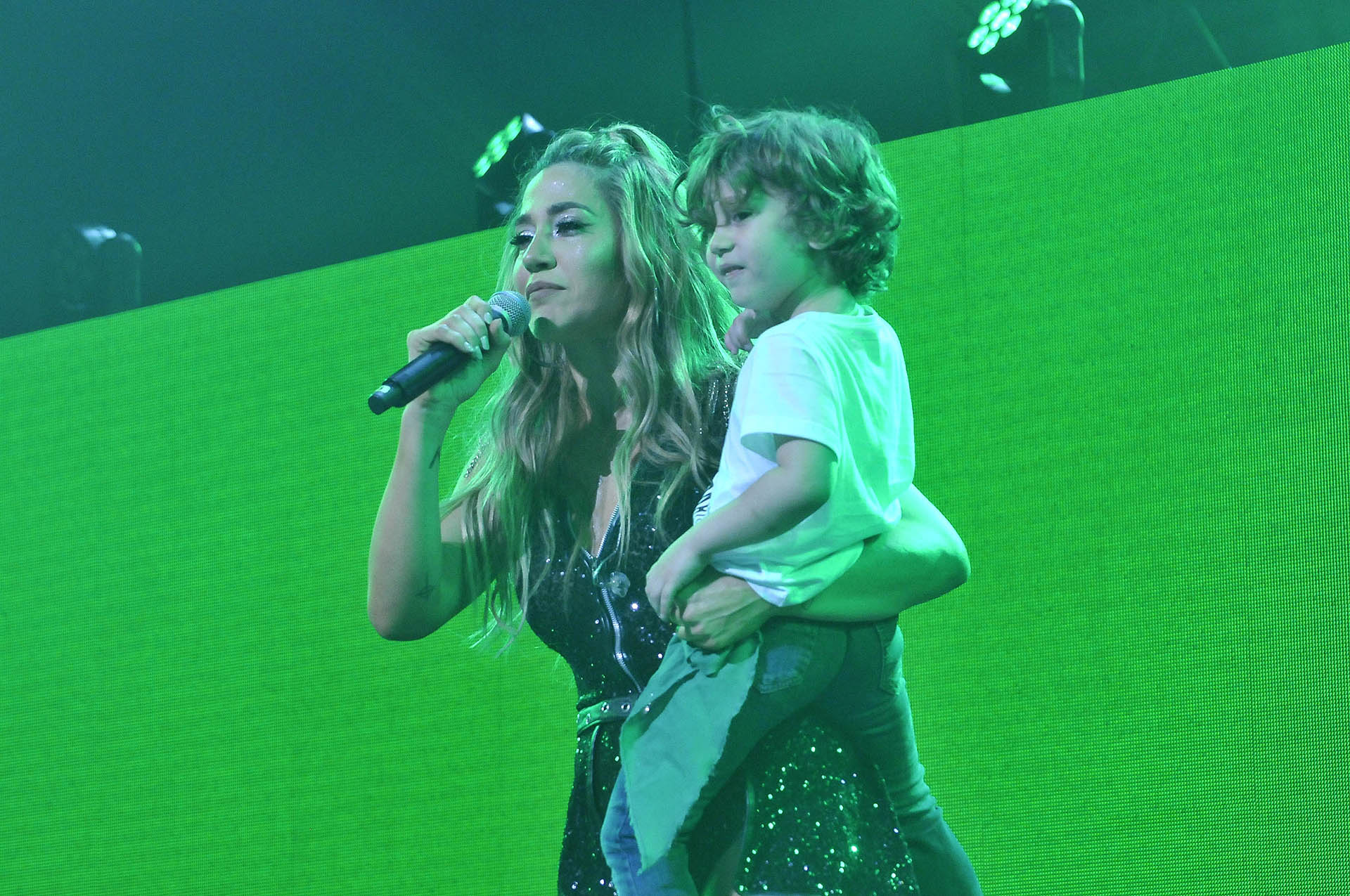 En el cierre del show, apareció su hijo Momo en el escenario