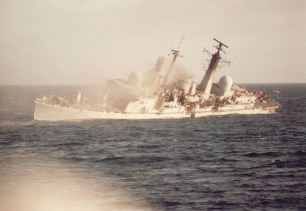 El hundimiento del Coventry. Desde allí se disparó el misil Sea Dart contra el helicóptero argentino