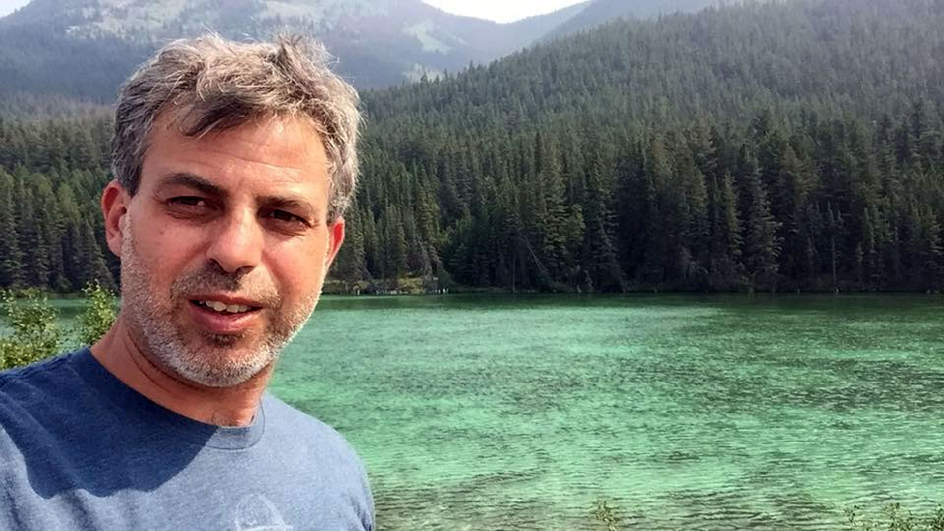 Enrique vive en Vancouver, Canadá.