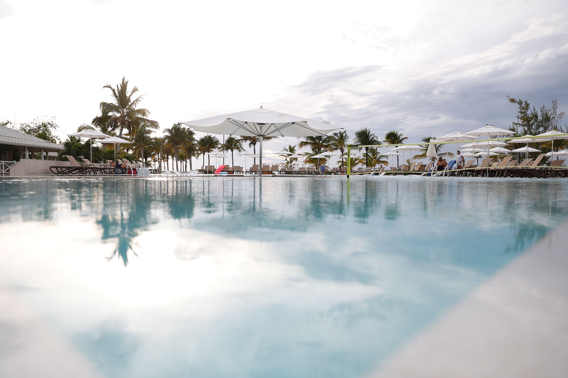 No todo es actividad deportiva, en la piscina relajarse al sol y deleitarse con un buen trago junto a la barra también es una excelente opción