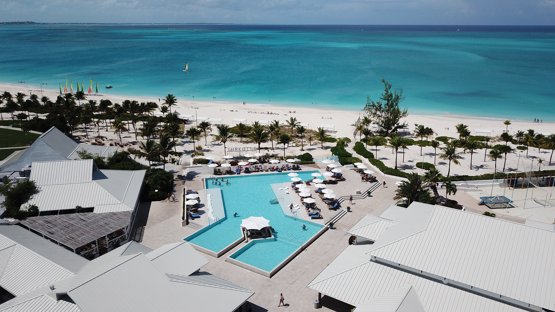 En el archipiélago más grande de las Islas Providenciales y en la exclusiva zona de Grace Bay se sitúa el reconocido Club Med Turkoise, el resort all inclusive en dónde el disfrute está garantizado