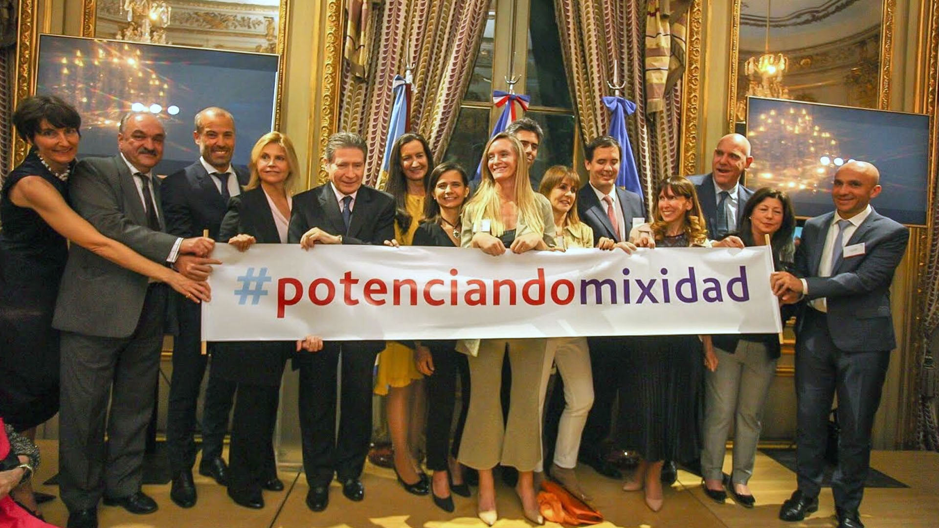 De izq. a der:: Laurence Loyer (Banco Suppervielle), Pedro Villagra Delgado (G20), Marcelo Zimet (L’Oreal), Gabriela Terminelli (Vital Voices), Pierre Henri Guignard (Embajador de Francia), Andrea Grobocopatel (FLOR), Gabriela Macagni (WCD), Eugenia Botta (Marianne), Matias Eliaschev (Lazard), Viviana Schulzinger (UPWARD), Francisco Ortega (McKinsey), Fernanda Mierez (FAME), Gabriel Serber (Arcos Dorados), María José Sucarrat (RED), Rami Baitieh (Carrefour)
