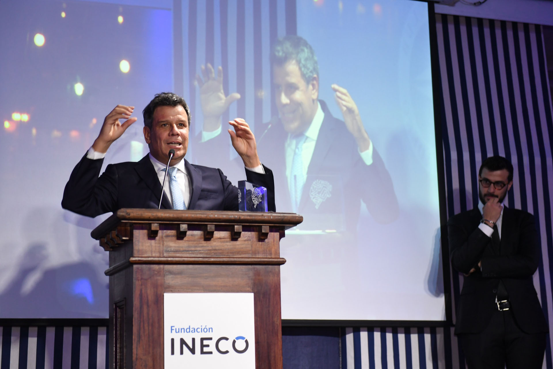 “Debemos instalar el valor social de la ciencia y el lugar que nuestra sociedad le otorga. Porque, cuando hablamos de inversión en conocimiento, estamos hablando también de desarrollo social para el presente y para el futuro. Lo peor que podemos hacer, en momentos de dificultad económica, es ahogar el ecosistema del conocimiento y la innovación, que son las áreas que crean más trabajo y oportunidades. La revolución del conocimiento debe ser el principal propósito del país y nuestra obsesión como sociedad”, aseguró Facundo Manes