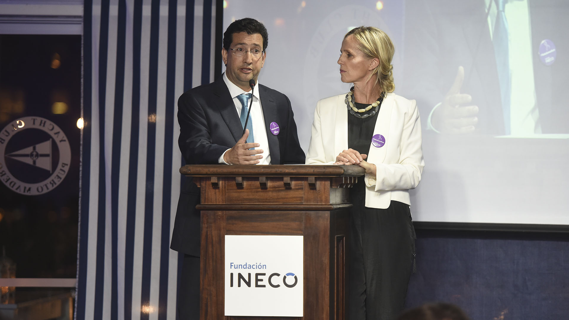 Teresa Torralva junto a Julián Bustin, jefe de la Clínica de Memoria del Departamento de Neuropsiquiatría de INECO y jefe de la Clínica de Gerontopsiquiatría del Departamento de Psiquiatría de INECO, impulsor de la Caminata por el Alzheimer de Fundación INECO, quien expresó: “Todos los días, cada 3 segundos se diagnostica en el mundo un nuevo caso de enfermedad de Alzheimer. Todos los días, muchas personas con Alzheimer se pierden en la calle o se encuentran en diferentes situaciones de riesgo por la enfermedad. Todos los días, los familiares de personas con Alzheimer tienen niveles muy elevados de stress del cuidador. Todos los días, los costos en salud por Alzheimer son más altos que los del cáncer, ACV o problemas cardíacos, pero los fondos destinados a tratamiento e investigación son menores que para esas enfermedades. Todos los días, todos somos parte para revertir esta situación. Todos los días necesitamos de todos ustedes para seguir investigando, difundiendo y mejorando la vida de las personas con enfermedad de Alzheimer y de sus familiares. Por favor no se olviden nunca, todos somos parte y los necesitamos“