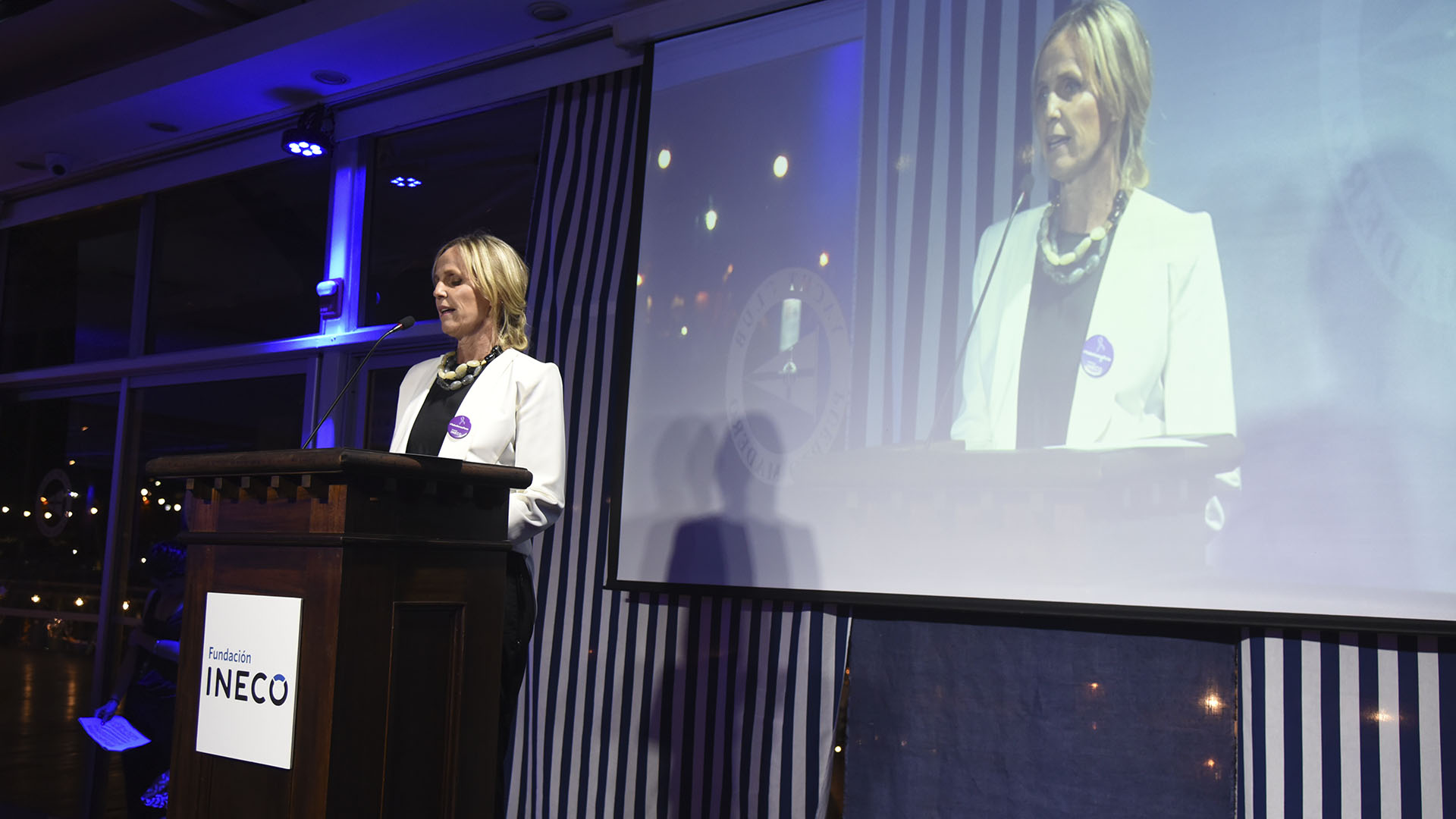Teresa Torralva, directora ejecutiva de la Fundación INECO, dijo: “En esta década de vida, hemos publicado más de 600 artículos científicos, y contamos con más de 50 investigadores básicos y clínicos así como becarios doctorales y posdoctorales. Además, hemos firmado más de 70 alianzas y colaboraciones con instituciones internacionales de gran prestigio. Trabajamos intensamente en la formación científica de profesionales de la región, habiendo capacitado más de 10 mil profesionales en estos años. Informamos a la comunidad sobre las enfermedades y el cuidado del cerebro, y lo hacemos a través de charlas abiertas y en las más de 70 campañas de concientización realizadas. Como directora ejecutiva, no puedo estar más que orgullosa por el arduo trabajo en equipo de investigadores, clínicos y profesionales de diversas disciplinas que, junto con nuestro Consejo de Administración, conforman el ecosistema de la Fundación INECO. Todos compartimos la pasión por cambiar la realidad, hacerla mejor y aportar desde nuestro espacio a la construcción de nuevos caminos dentro de las neurociencias cognitivas humanas, desde la Argentina hacia el resto del mundo”