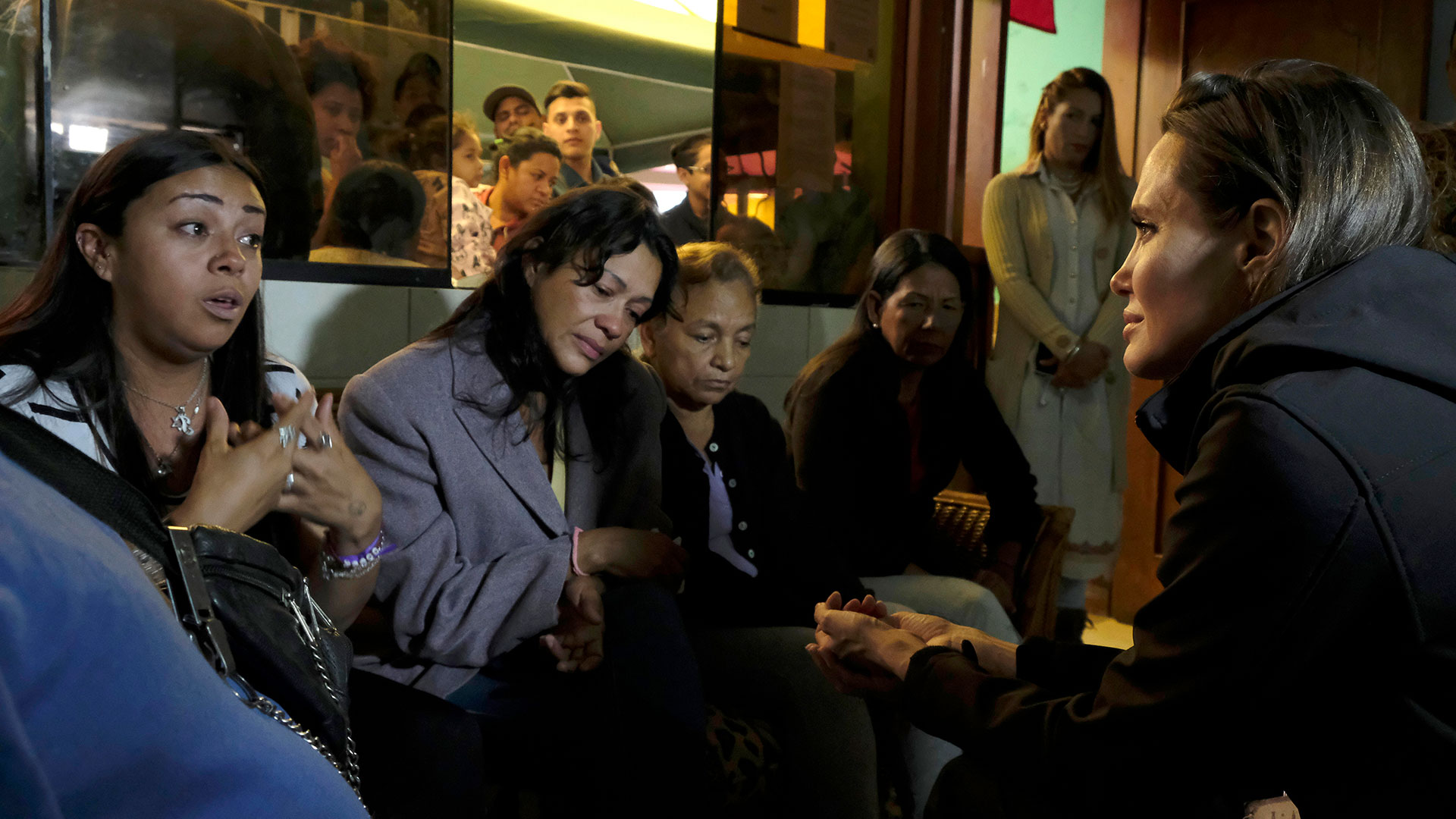 Angelina junto a un grupo de mujeres venezolanas (EFE)