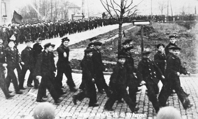 Marinos alemanos sublevados en su puerto sobre el final de la Primera Guerra Mundial. Su motín precipitó el período revolucionario en el que se gestó la República de Weimar