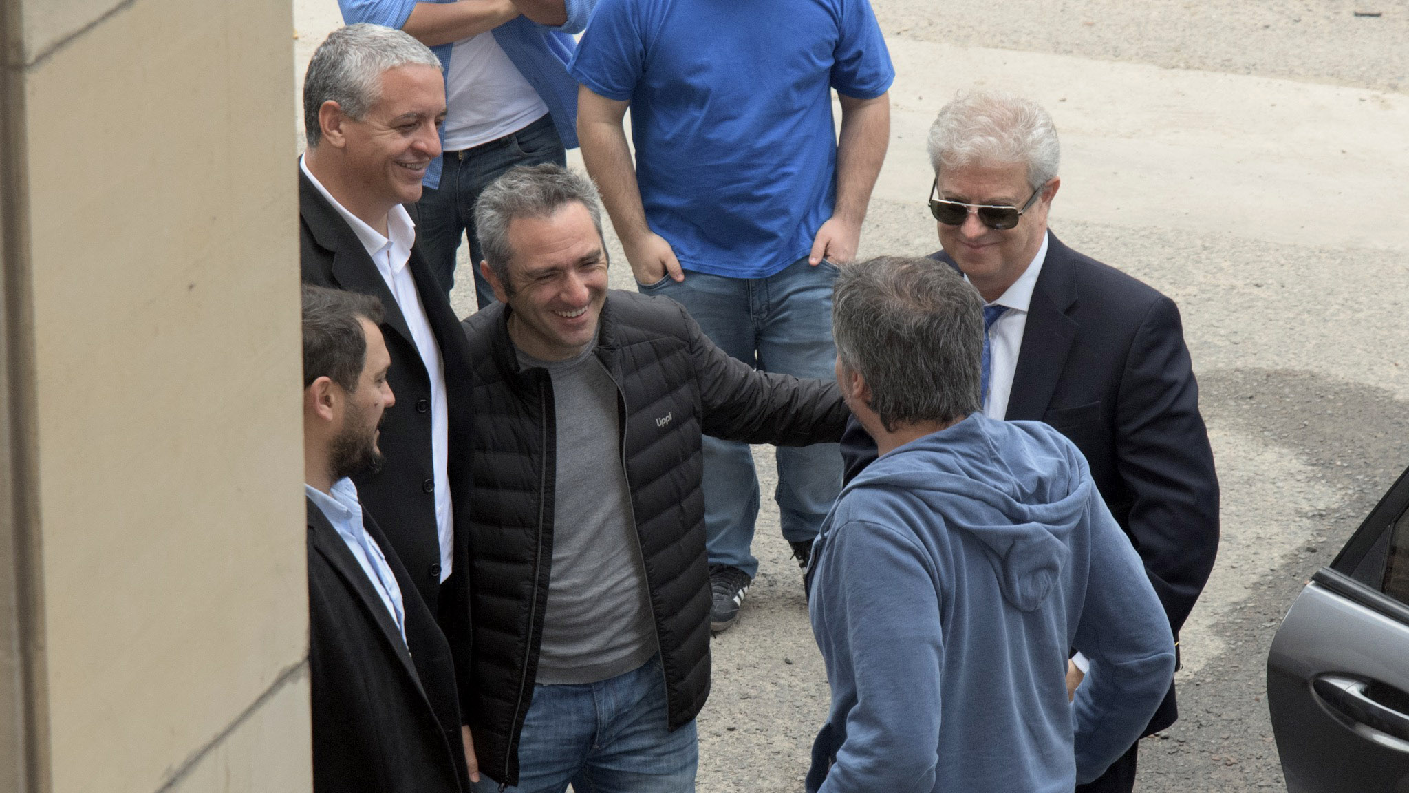 El diputado kirchnerista Andrés “Cuervo” Larroque recibió a Máximo en la puerta del Tribunal (fotos: Adrián Escandar)