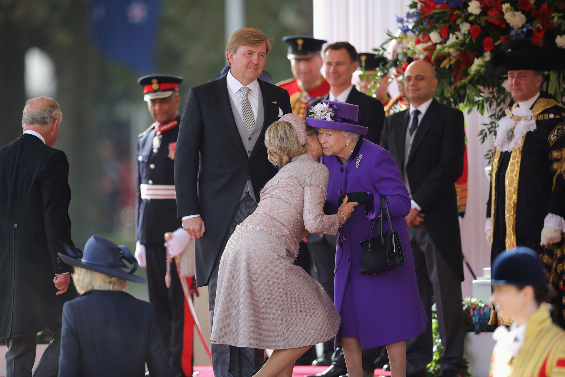 Los reyes de Holanda fueron recibidos por la reina Isabel en la sede de la guardia real, en Londres, con una gran ceremonia