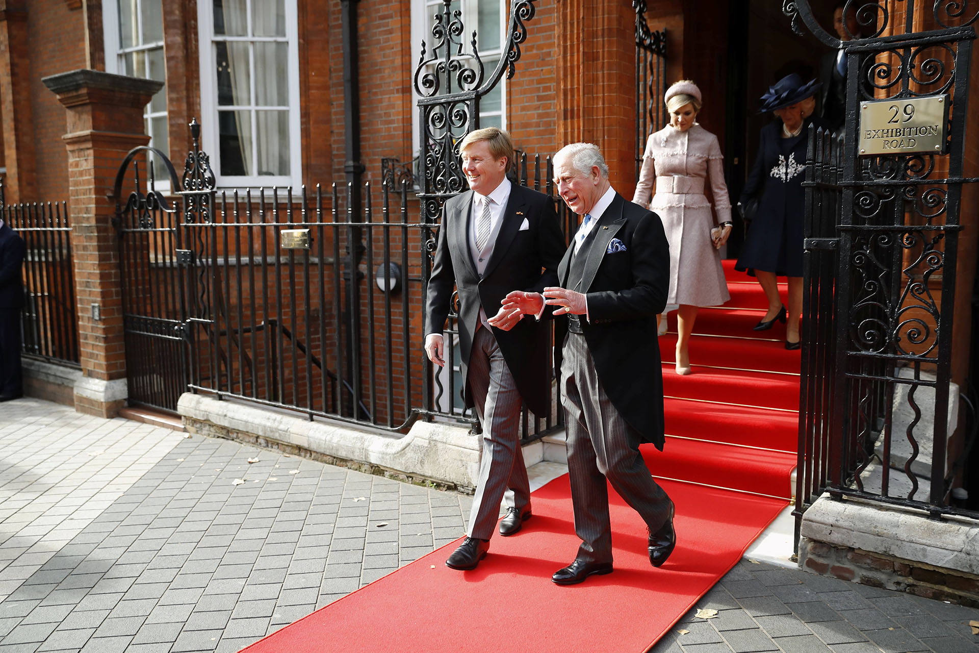 El príncipe Carlos, heredero al trono británico, y su mujer, Camilla, duquesa de Cornualles, acompañaron a los reyes de Holanda desde la embajada de su país en Londres hasta la sede de la guardia real, cerca de la residencia de Downing Street.