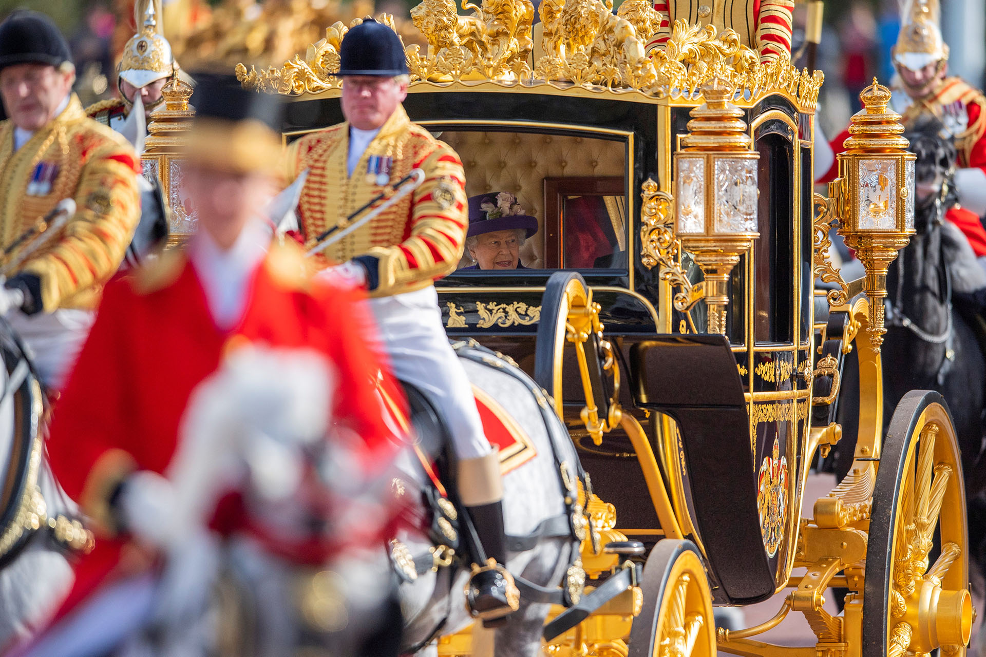 Isabel II llegó en un carruaje al Palacio de Buckingham para reunirse con los reyes de Holanda