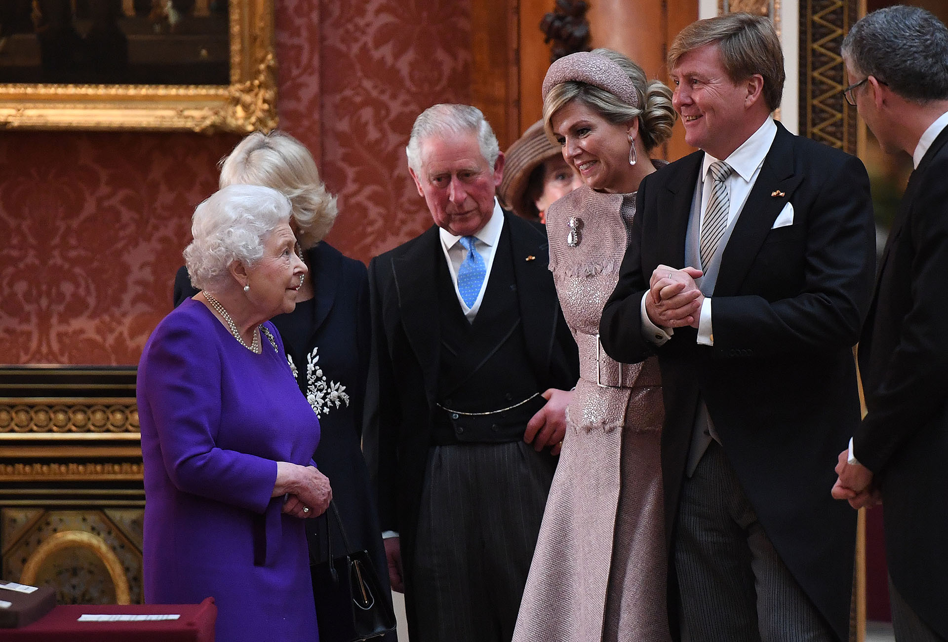 La reina Isabell II junto a los reyes de Holanda y el príncipe Carlos, que estuvo acompañado por su esposa Camila, la duquesa de Cornwall .