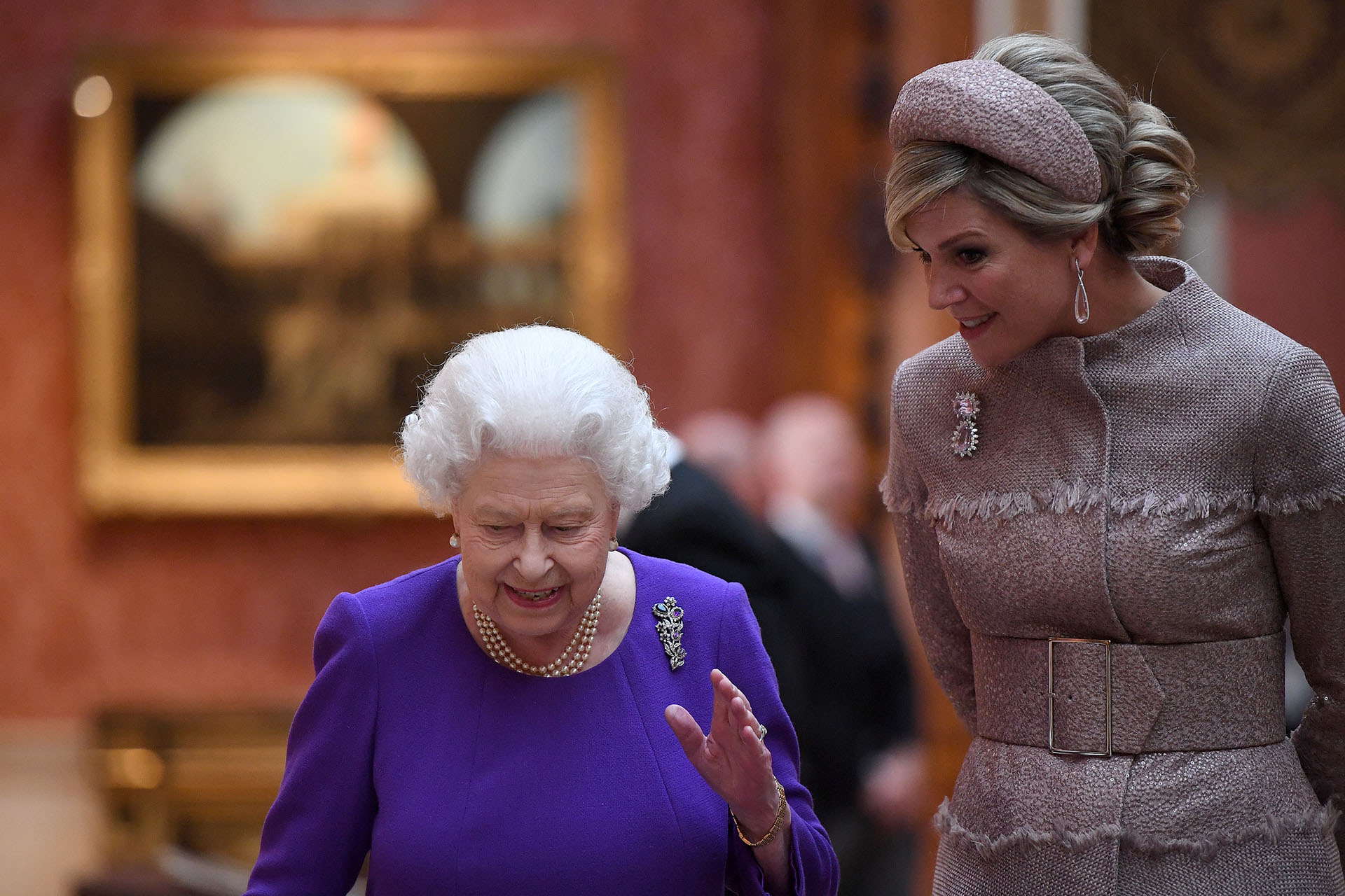 La reina Isabel II habla con la reina Máxima de los Países Bajos sobre piezas de arte holandeses de la Royal Collection en el Palacio de Buckingham en Londres el 23 de octubre de 2018, durante la visita de estado de dos días de los reyes