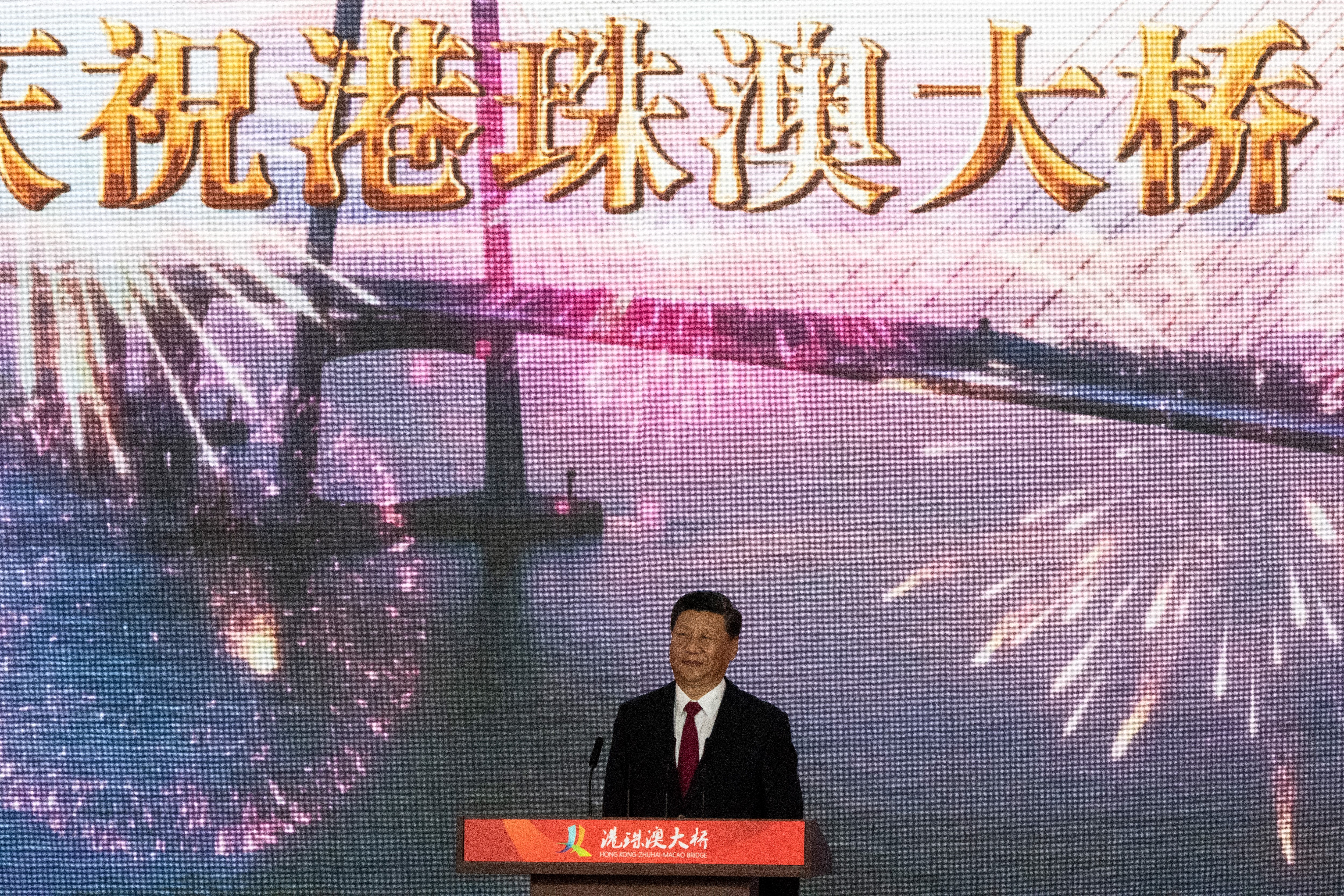 Xi presidió este martes los actos de inauguración acompañado de los máximos mandatarios de las tres ciudades que conectará este puente, pero evitó los discursos, que corrieron a cargo de la jefe de Gobierno de Hong Kong, Carrie Lam , y su homólogo de Macao, Fernando Chui Sai-on, así como el viceprimer ministro chino Han Zheng