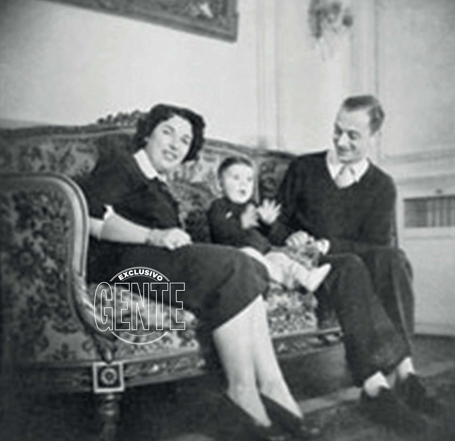 Junto a sus padres