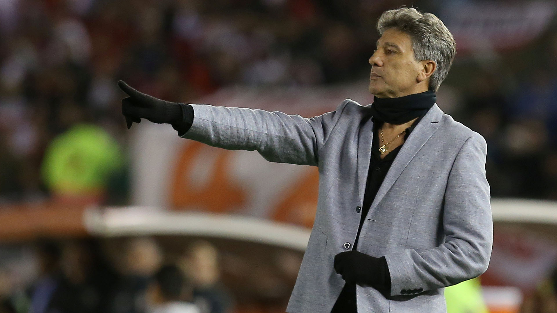 Renato Portaluppi y su peculiar look para el duelo ante River (Reuters)