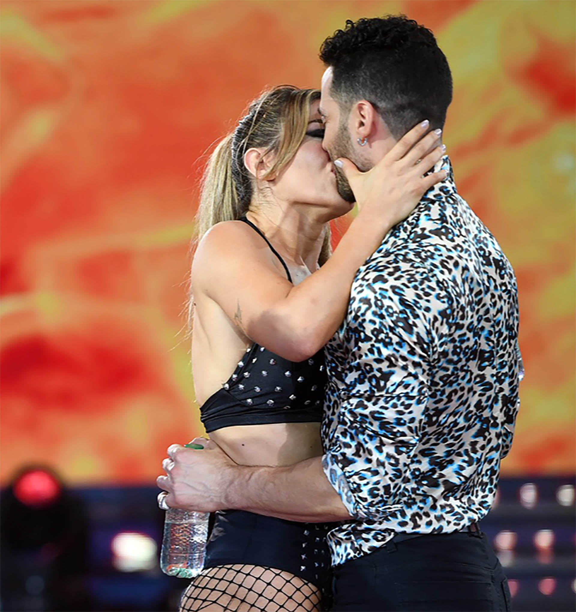 Jimena Barón y Mauro Caiazza se besaron apasionadamente en el “Bailando 2018”. La actriz apostó al amor de la mano del bailarín tras separarse de Rodrigo Romero