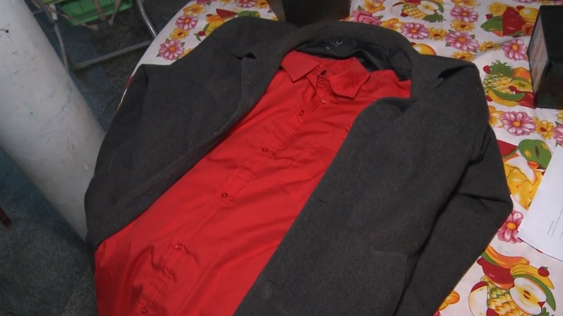 El saco negro largo y la camisa roja que solía vestir el manosanta durante los ritos de “limpieza”.