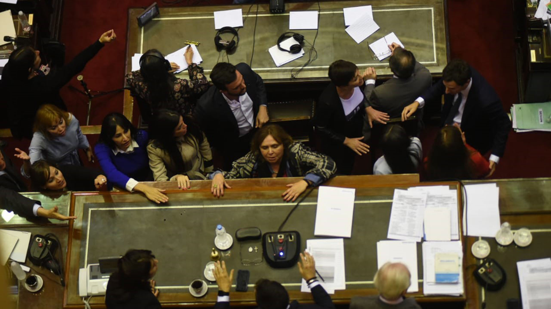 La primera vez que la oposición pidió levantar la sesión, que la presidía Luis Petri