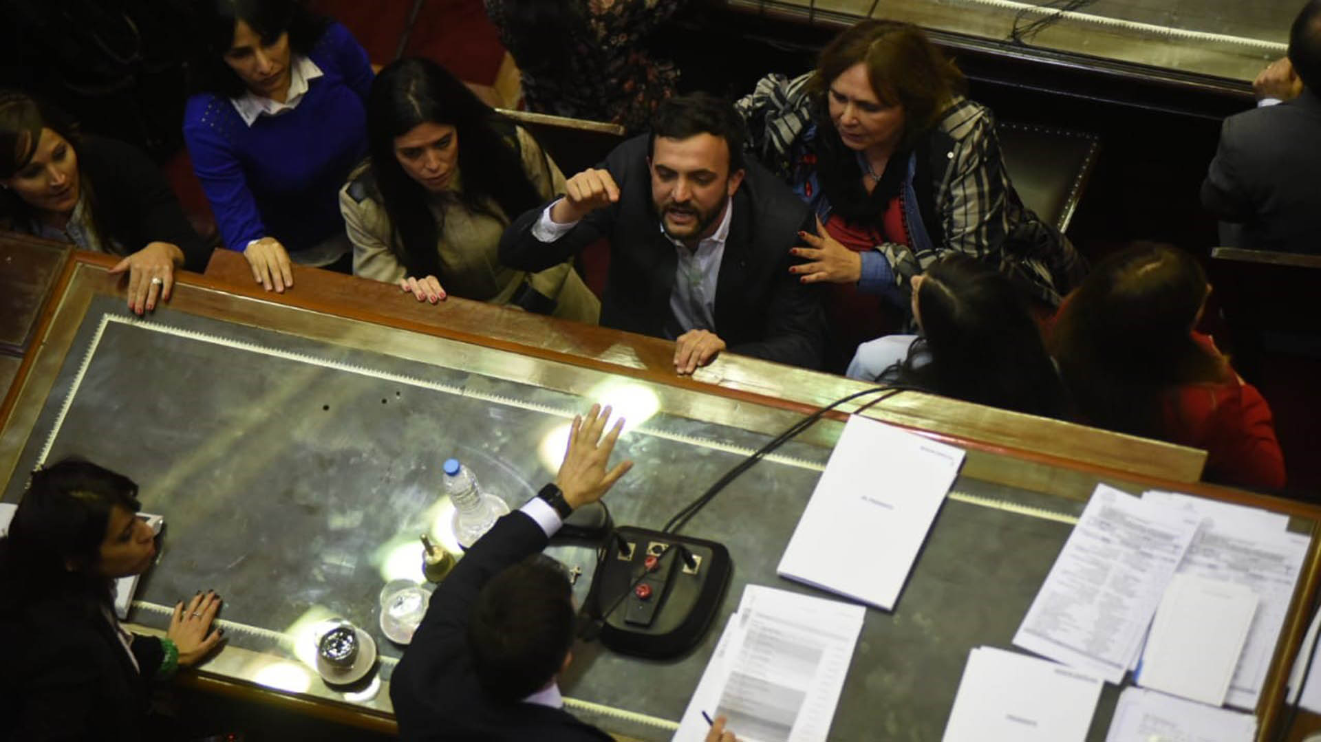 La tensión de la calle se trasladó al recinto: hubo empujones e insultos entre diputados