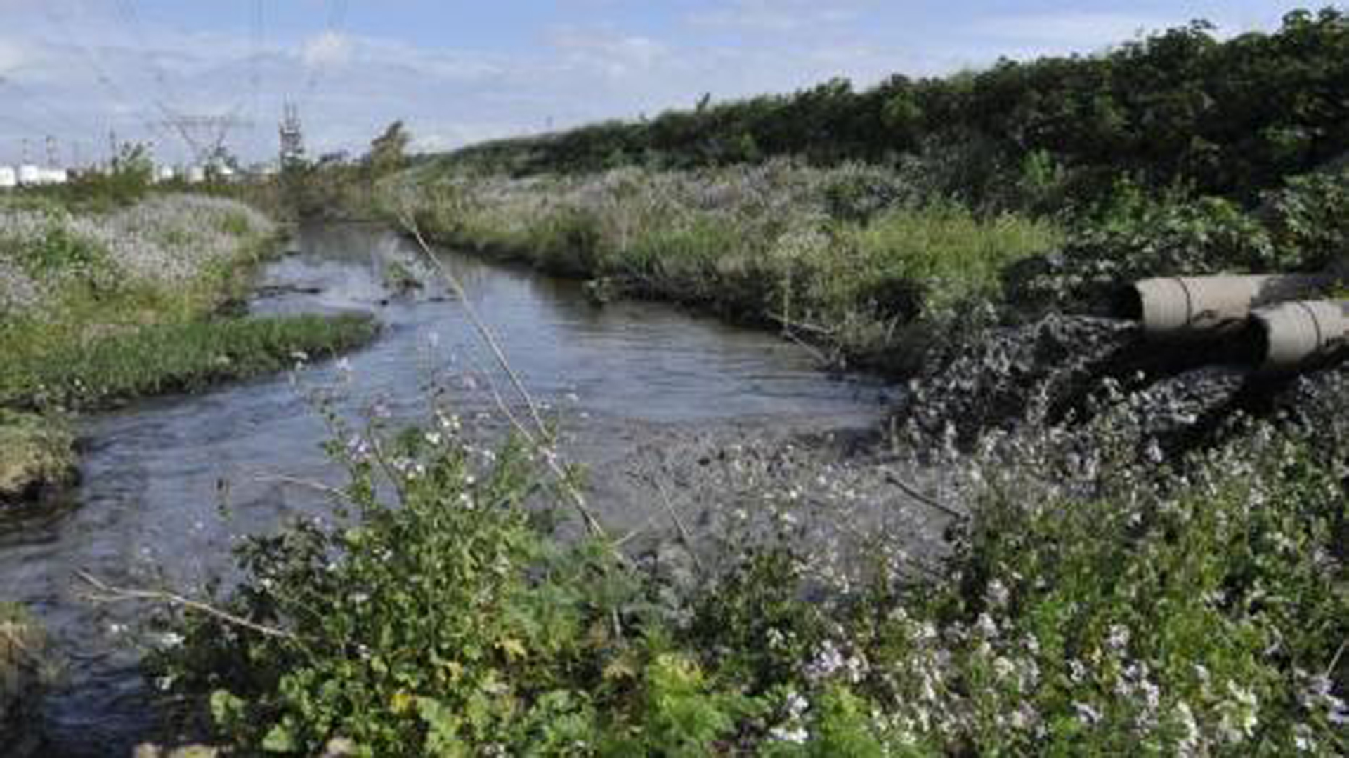 Decenas de empresas vierten sus desechos industriales en las aguas del Riachuelo