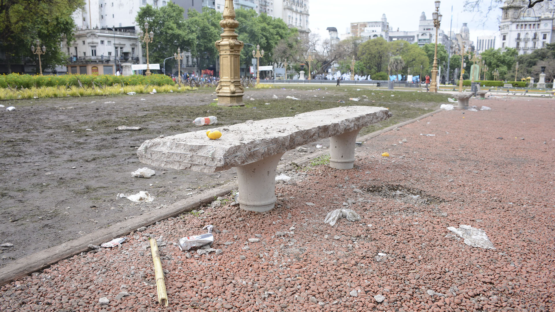 Así quedó uno de los bancos de la plaza Congreso (Franco Fafasuli)