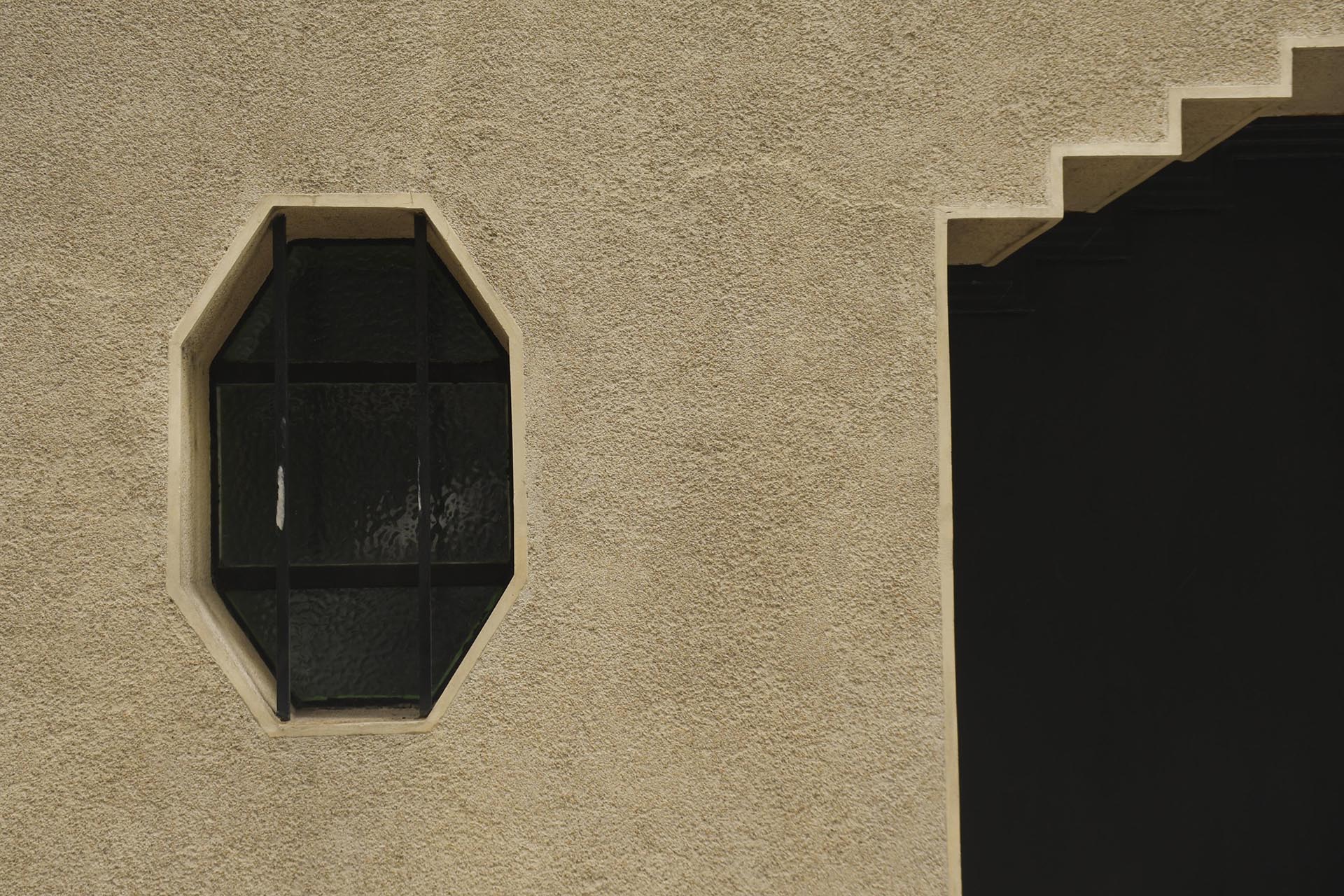 En todo el exterior pueden observarse, aplicados a esta estructura básica de notable geometrización, numerosos elementos decorativos que remiten a formas figurativas