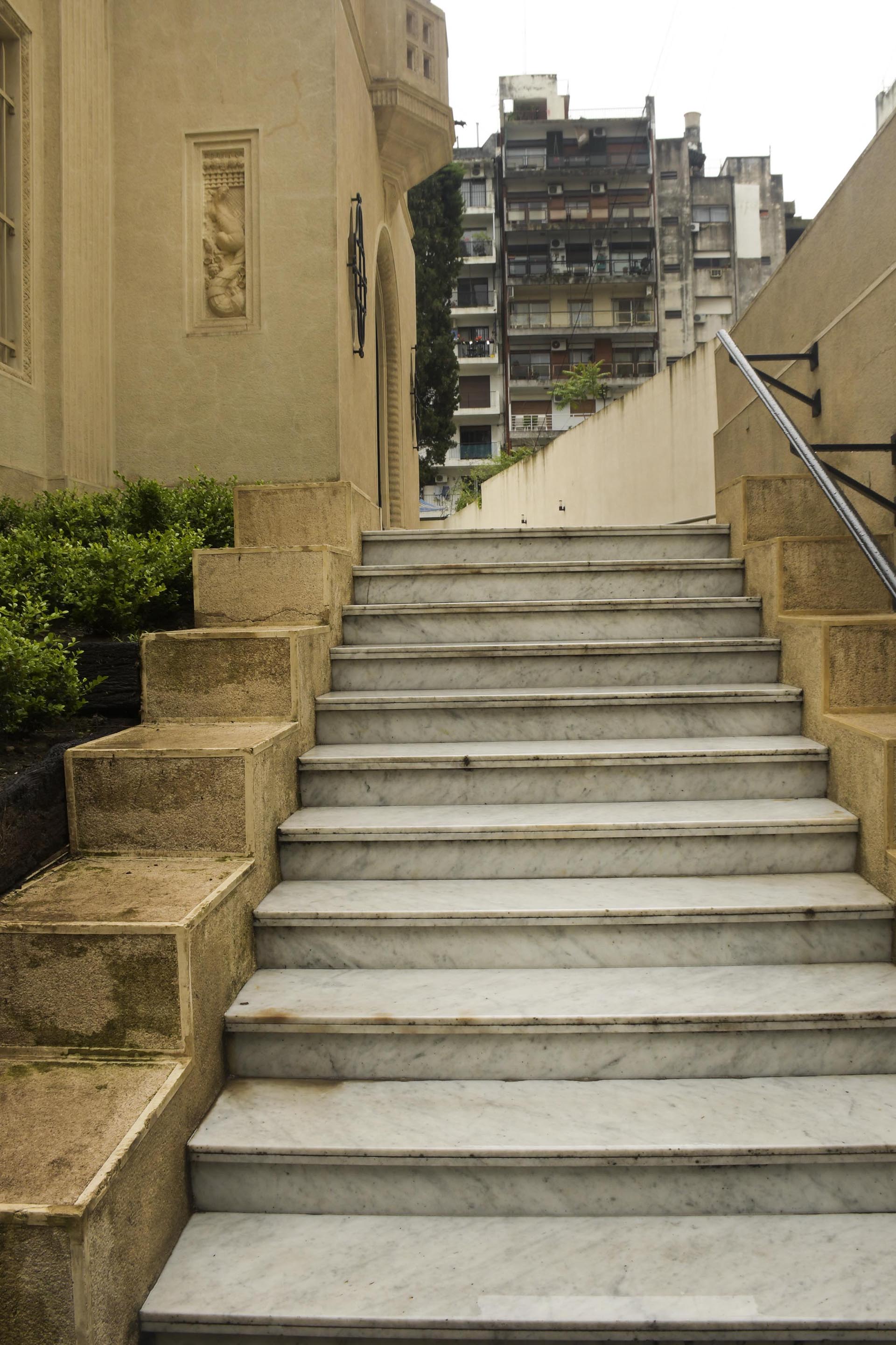 Escaleras de mármol que llevan al jardín interior de la casa