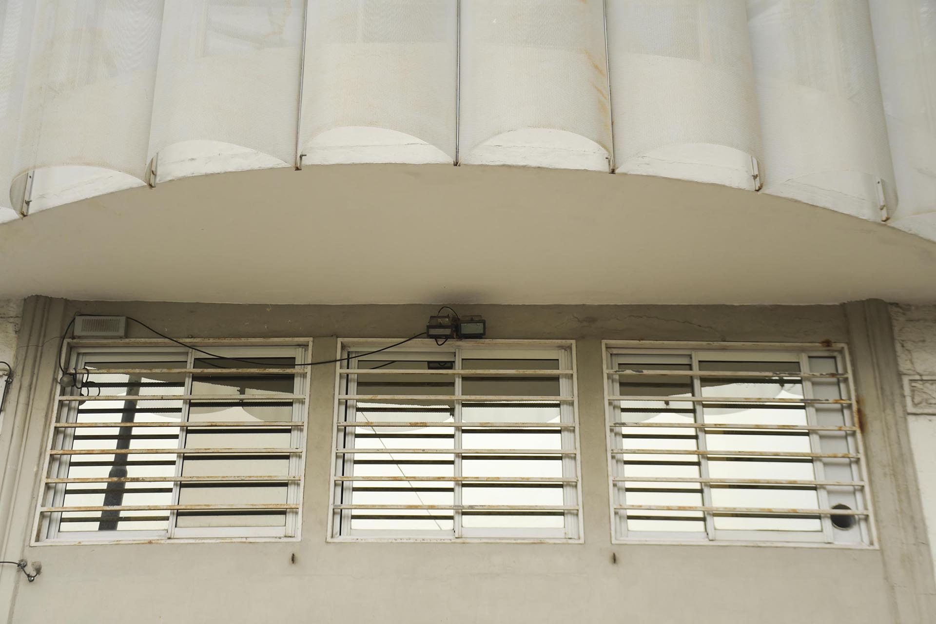 La incorporación de cerramientos espaciados ofrece un dispositivo nuevo, un diafragma capaz de expandir el uso del apartamento en verano y contraerlo en invierno, un colchón térmico que, por su geometría y textura, asumirá la responsabilidad de velar la intimidad del Camarín