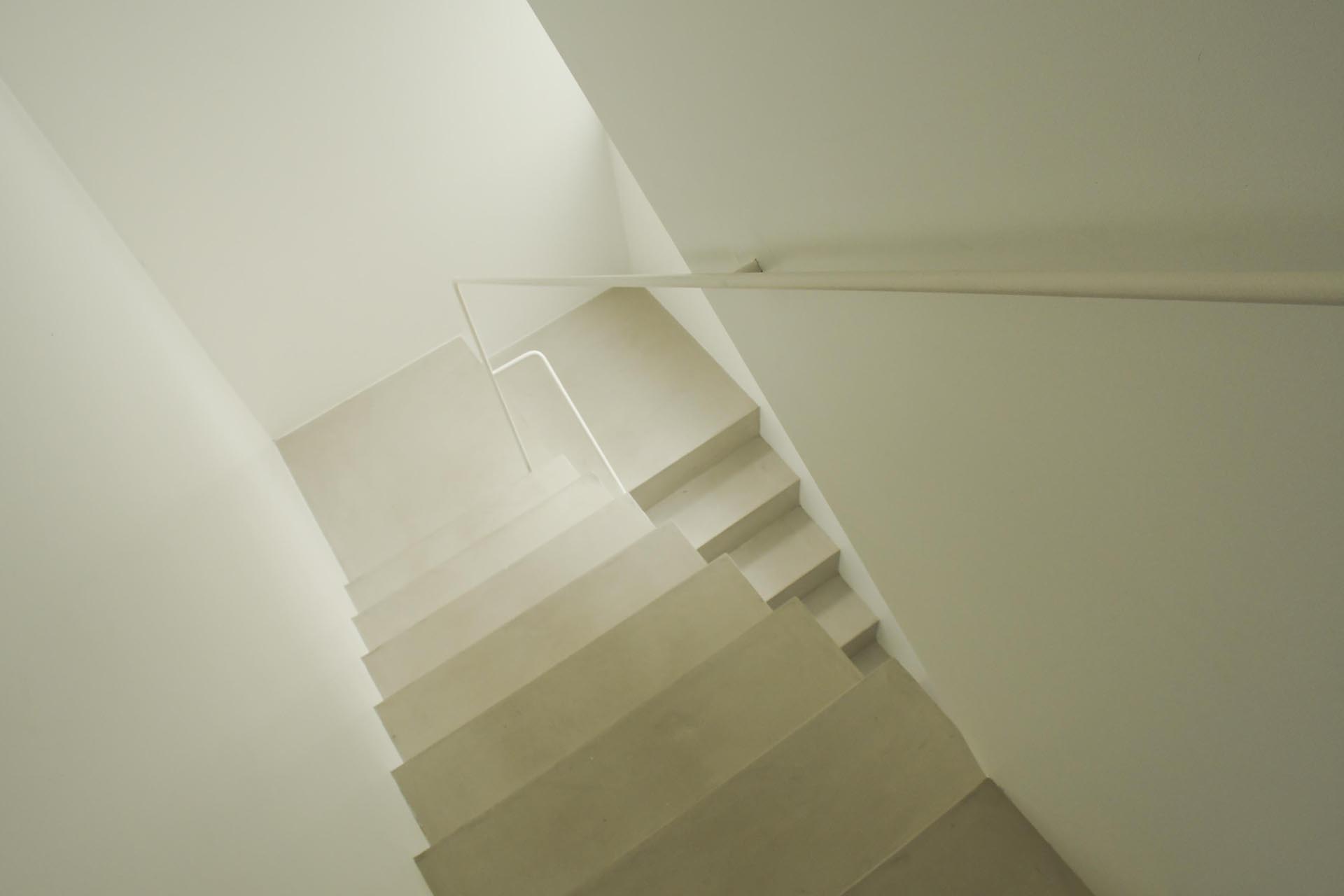 El nuevo volumen de la escalera se apoya sobre una medianera vecina de gran altura, recortando su impacto hacia el patio, definiendo la nueva envolvente de la casa (China Soler)