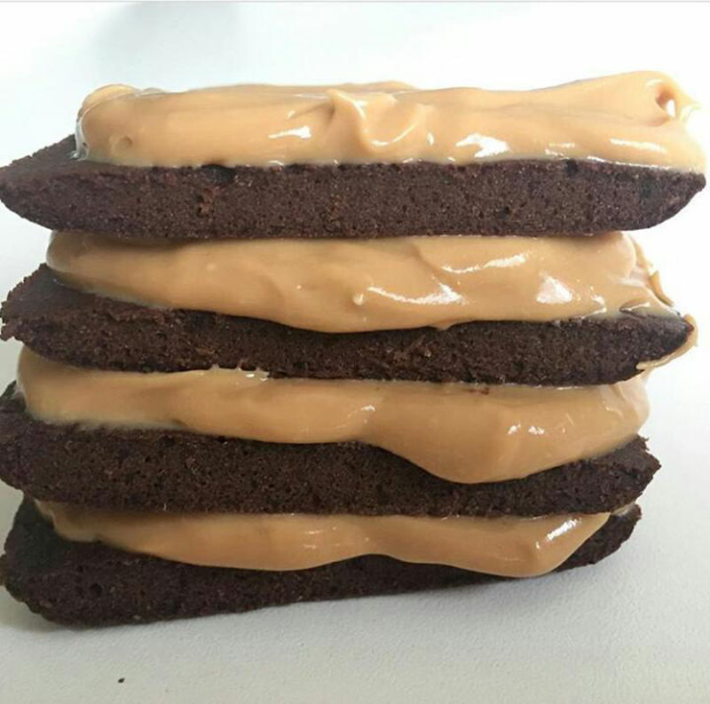 Para 1 porción: 1 huevo, 1 cda. de cacao amargo en polvo, 2 cdas. de harina de arroz, 2 sobres de endulzante y 1 cdita. de extracto de vainilla. Para el relleno, 2 cucharadas de queso untable descremado y 2 de dulce de leche sin azúcar o el que quieran, no hace gran diferencia