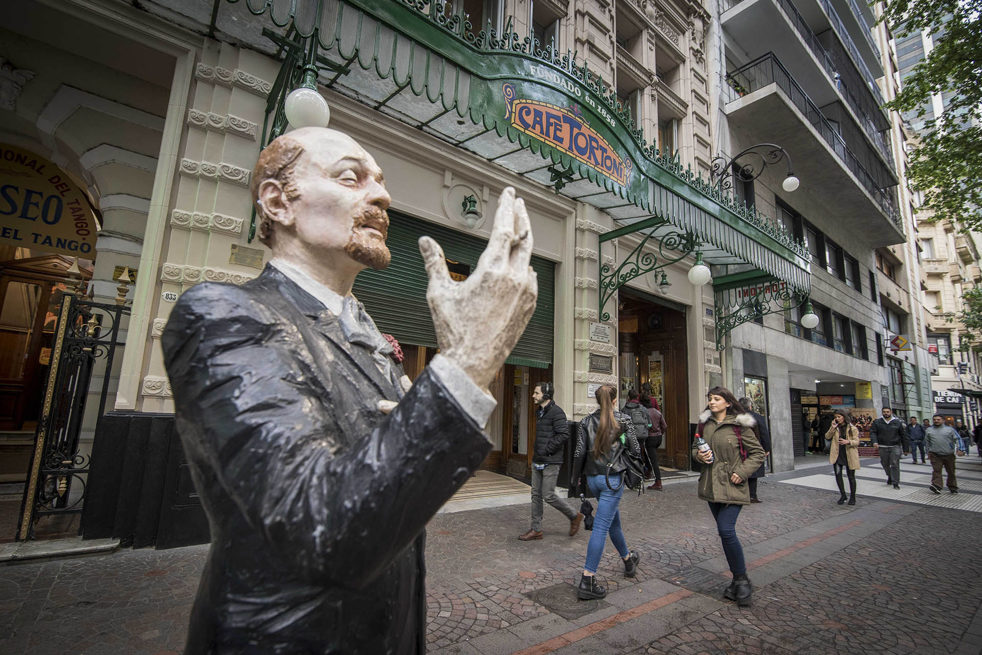 Este 2018, Café Tortoni cumple su aniversario número 160 y lo festeja a lo grande. Su fachada sigue siendo la misma desde 1858 respetando los colores y herrajes
