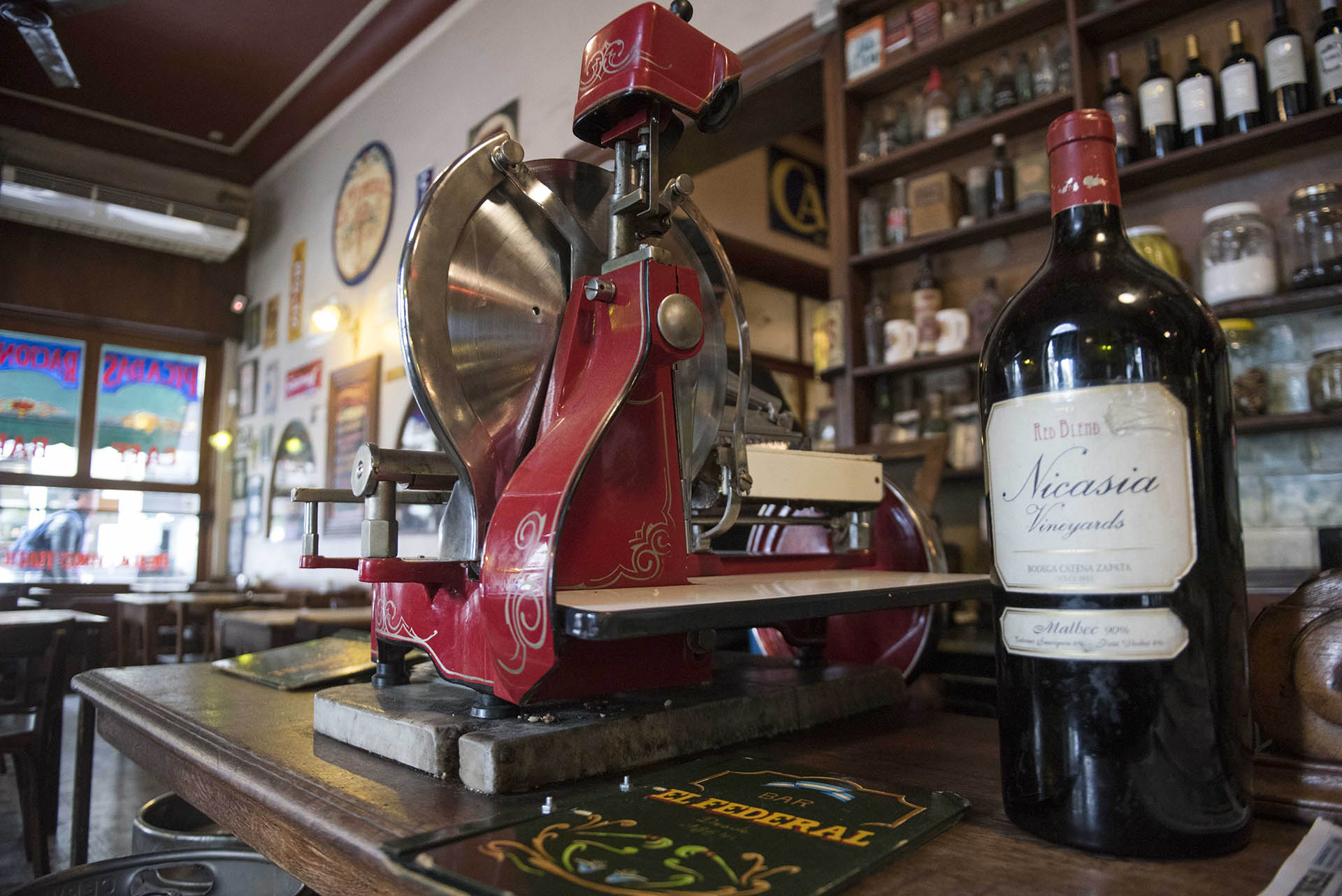 Máquinas antiguas, botellones de vinos con más de 100 años de antigüedad están en el interior del bar como decoración