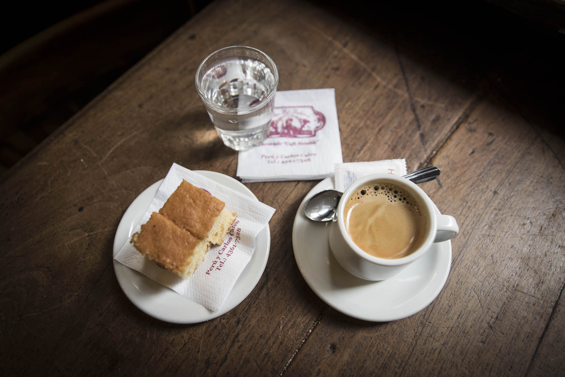 Agua, café y bocadito de vainilla, como sirven el café desde hace más de 150 años en El Federal