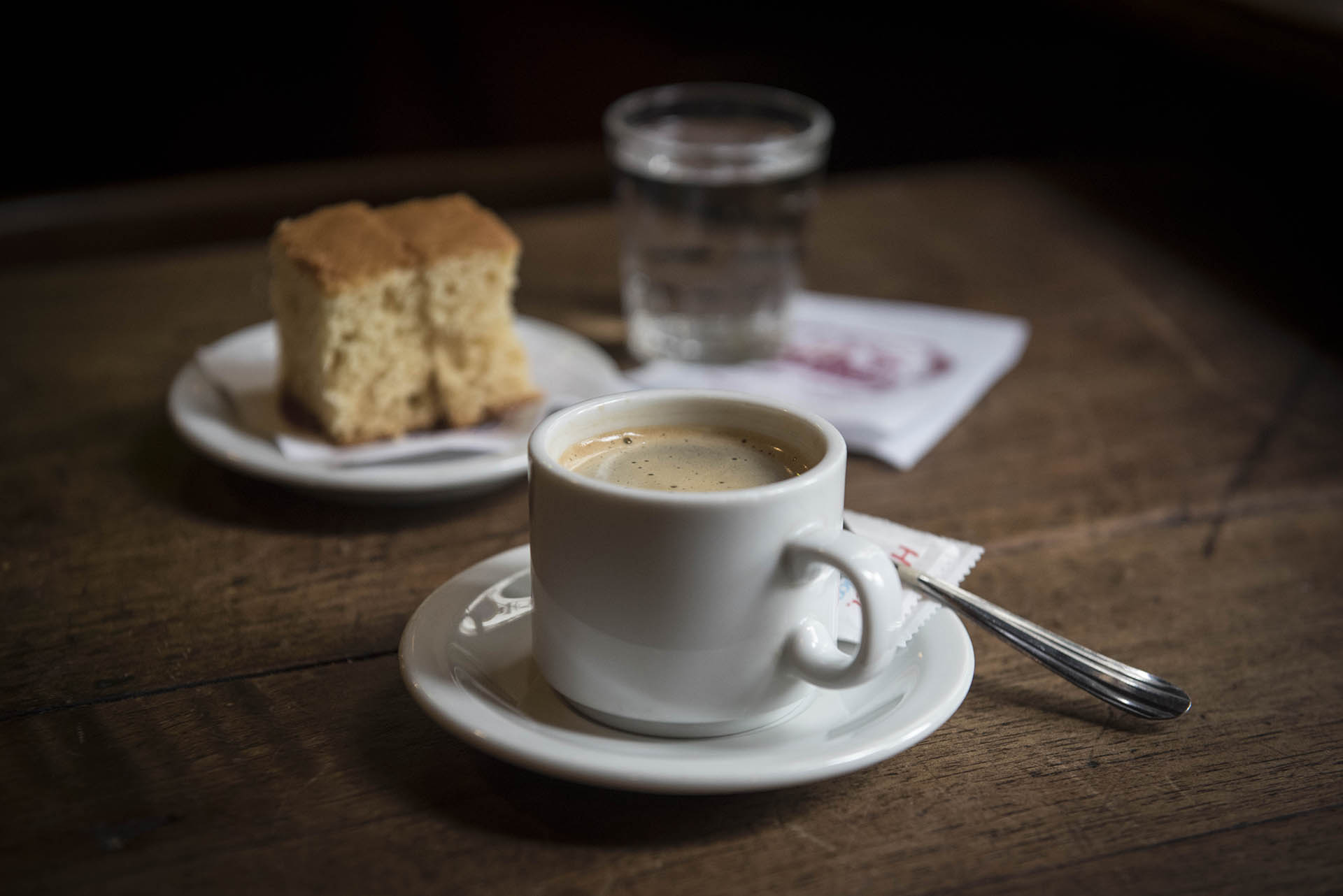 Pocillo de café y delicatessen de vainilla para acompañar la infusión de café